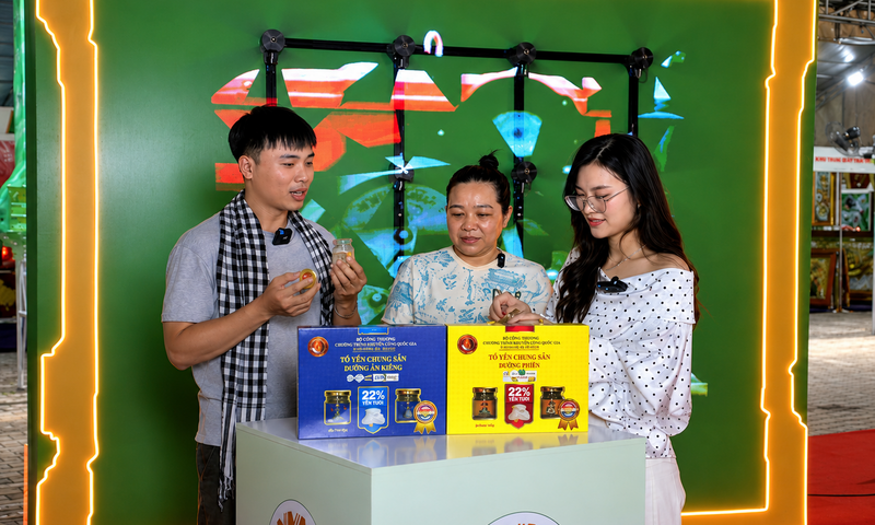 Hơn 300 gian hàng tham gia Hội chợ Triển lãm sản phẩm OKLVIE sản phẩm thuộc hệ thống OKVIP là trang web tổ chức phát sóng bóng đá trực tiếp, live casino , nỗ hũ, bắn cá nông thôn năm 2026