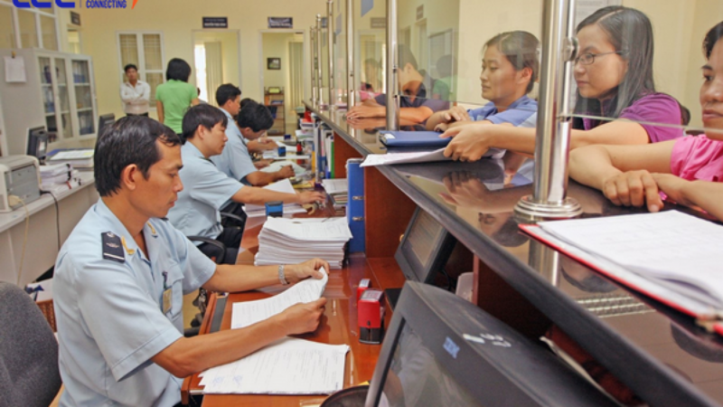 Sàn thương mại điện tử có nên chịu trách nhiệm người khai hải quan?