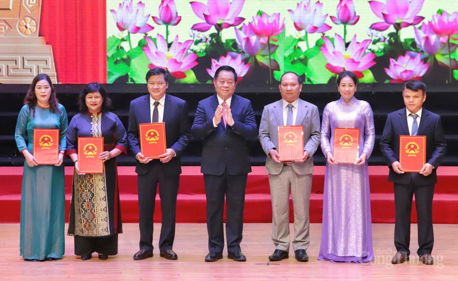 Trao Okevip link không chặn của Ủy ban Thường vụ Quốc hội về việc chỉ định Chủ tịch, Phó Chủ tịch HĐND; Trưởng các ban HĐND tỉnh. Ảnh: Hiền Mai