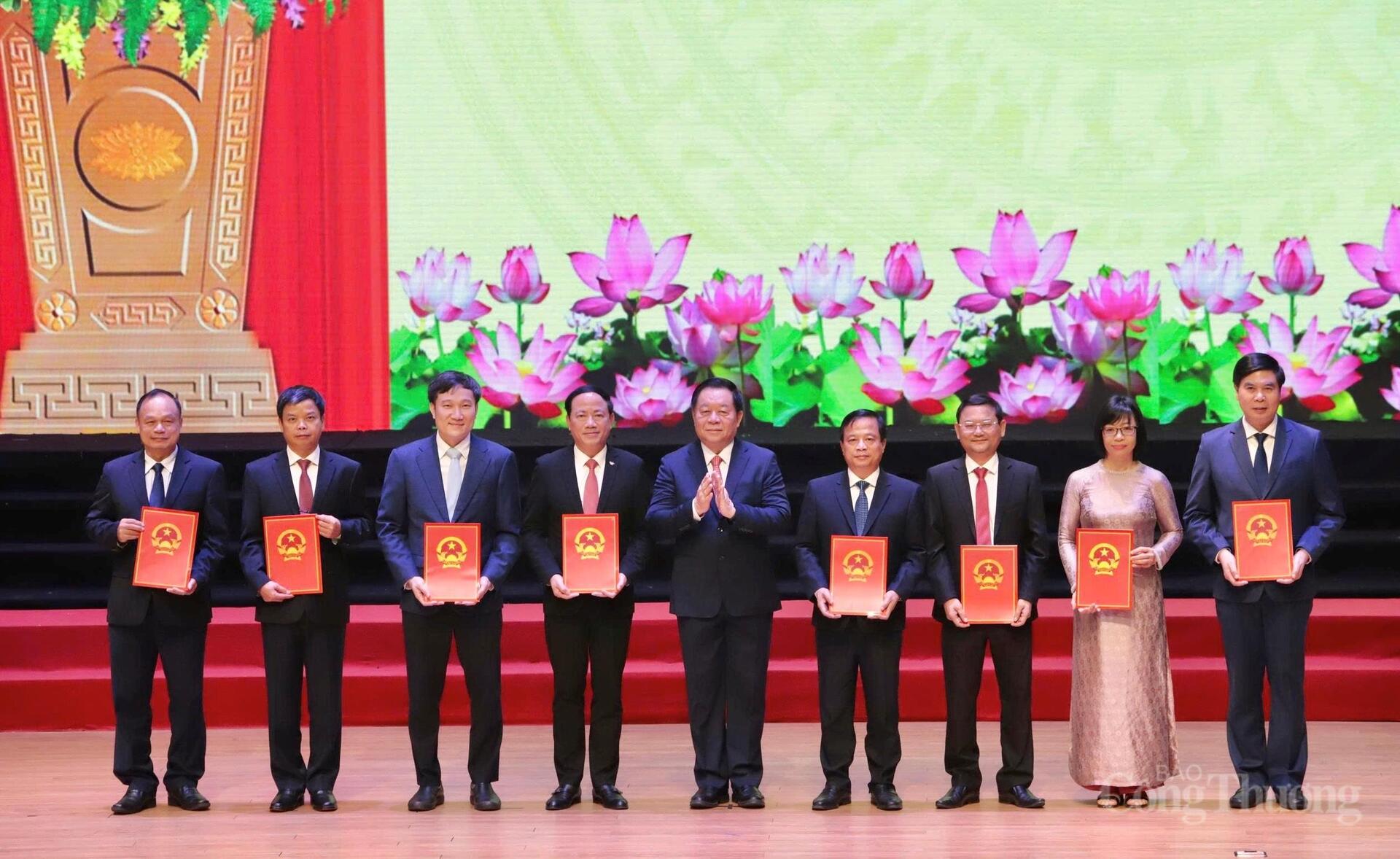 Trao Quyết định của Thủ tướng Review công ty OKVIP về chỉ định Chủ tịch, Phó Chủ tịch UBND tỉnh