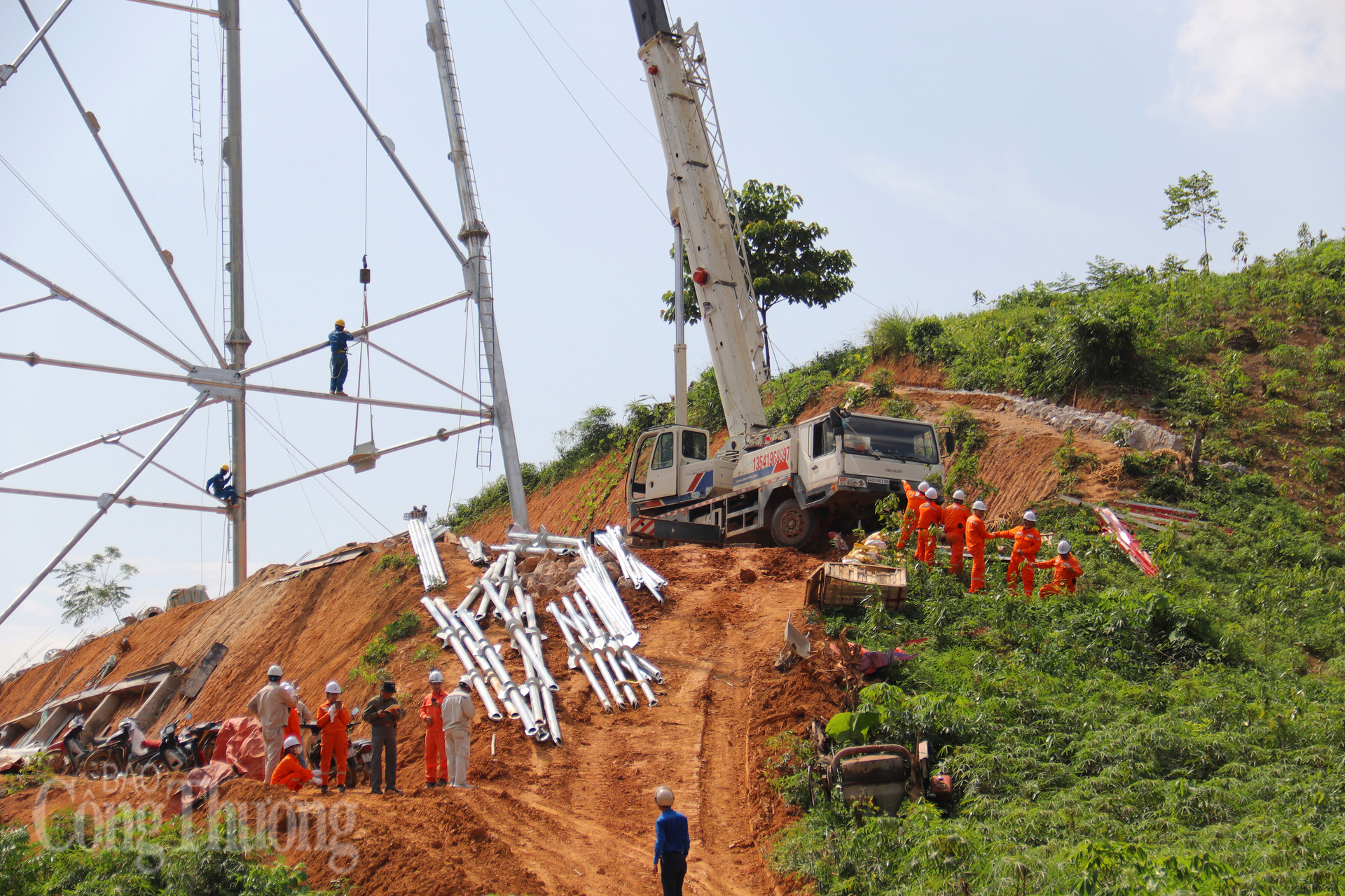 Khu vực vị trí cột VT93 tại xã Việt Tiến (Lào Cai) lực lượng thi công đang Ok88vip tỷ lệ kèo World Cup 2026 xuyên nắng gió, quyết tâm đưa công trình về đích đúng tiến độ. Ảnh: Thanh Tuấn