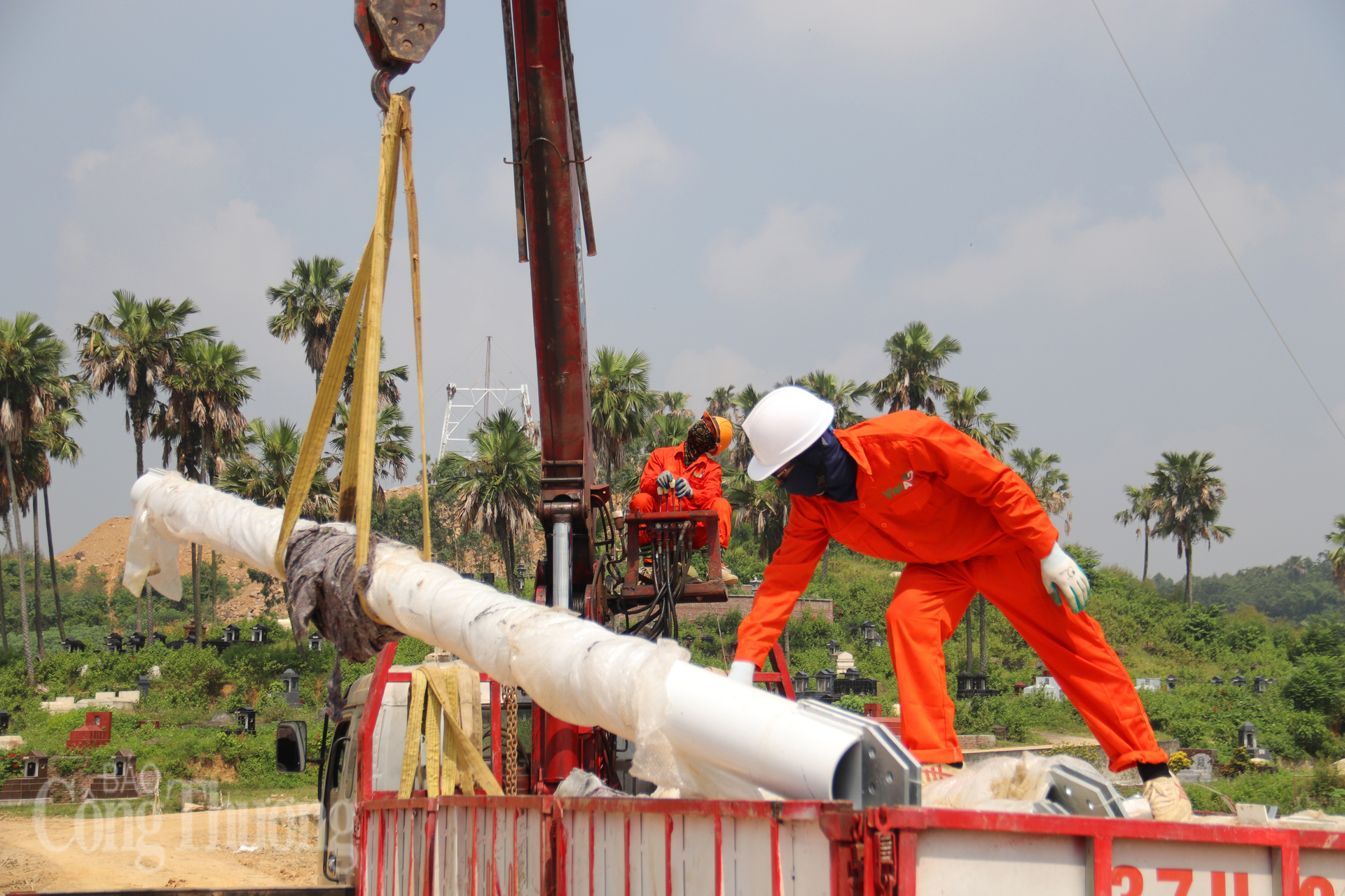 Lực lượng thi công vận chuyển vật tư, thiết bị dưới thời tiết nắng nóng hơn 40 độ. Ảnh: Thanh Tuấn