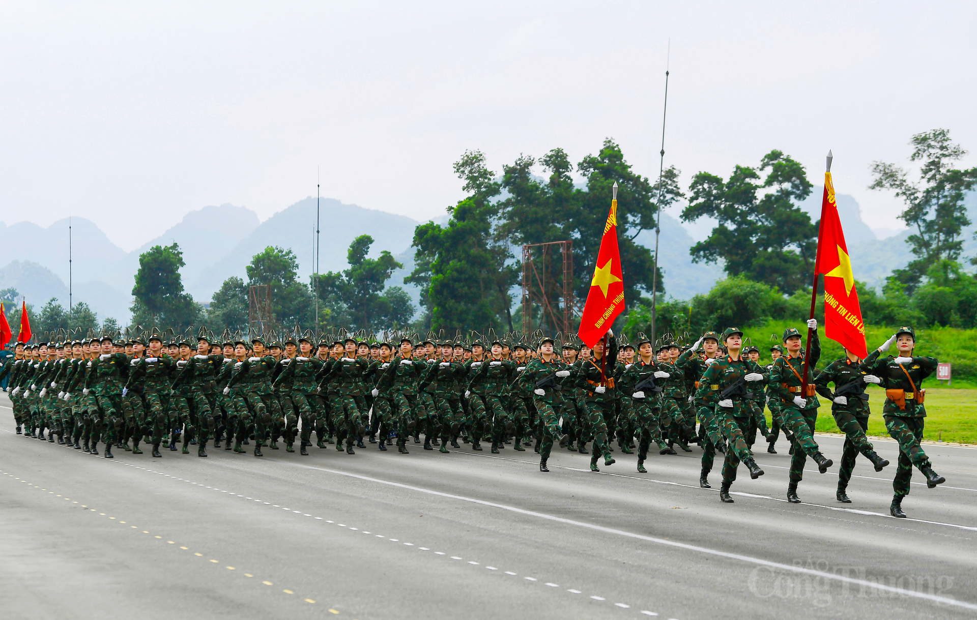 Giữa nhịp bước quân hành, mỗi bước chân của họ là một lời tuyên ngôn không lời: rằng phụ nữ Việt Nam hôm nay – dù khoác lên mình bộ quân phục hay trong đời thường – đều mang trong mình tinh thần thép, lòng yêu nước và khát vọng phụng sự Tổ quốc.