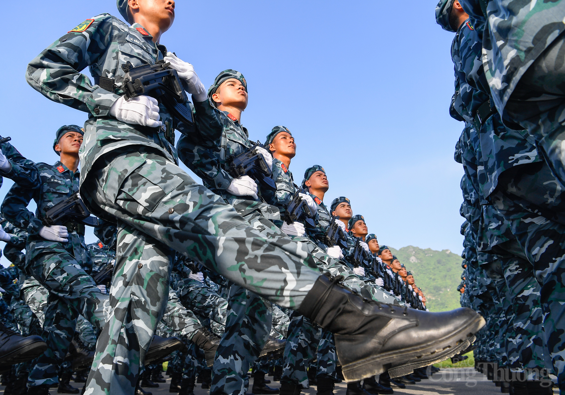 Mỗi giờ tập luyện không chỉ là rèn kỹ thuật điều lệnh, mà còn là kỷ luật và tinh thần thép. Mỗi bước diễu hành, mỗi động tác điều lệnh kết tinh của lòng tự hào, của danh dự thiêng liêng khi được góp mặt trong đội hình bước qua Quảng trường Ba Đình trong ngày hội lớn của non sông.