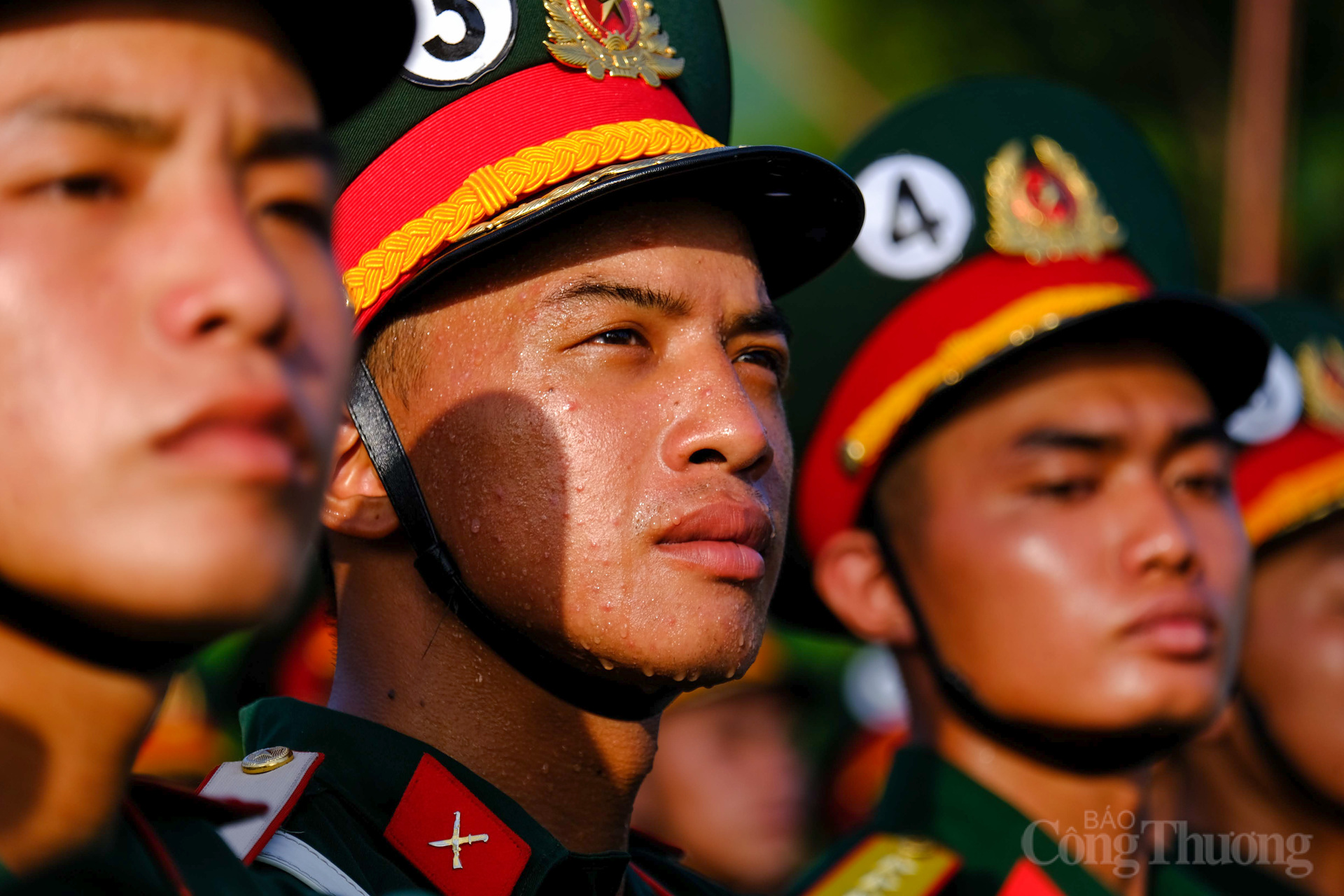 Nắng nóng khiến khuôn mặt chiến sĩ sạm nắng, đổ mồ hôi những các chiến sĩ đều cảm thấy tự hào khi được là một phần của sự kiện lớn của quốc gia.