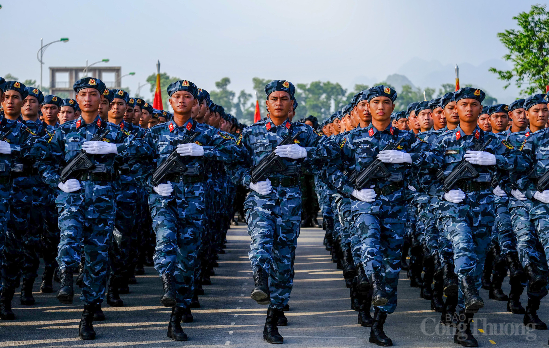 Chiến sĩ Đinh Tiến Đạt - Khối nam sĩ quan Tác chiến không gian mạng cho biết: "Ở buổi tổng hợp luyện đầu tiên, cảm xúc của tôi tương đối hồi hộp, lo lắng, vì đây là lần tổng hợp luyện vũ trang đầu tiên của các lực lượng vũ trang trong lễ duyệt binh 2/9 năm nay. Tôi rất tự hào và sẽ luôn cố gắng để hoàn thành xuất sắc nhất nhiệm vụ được giao".