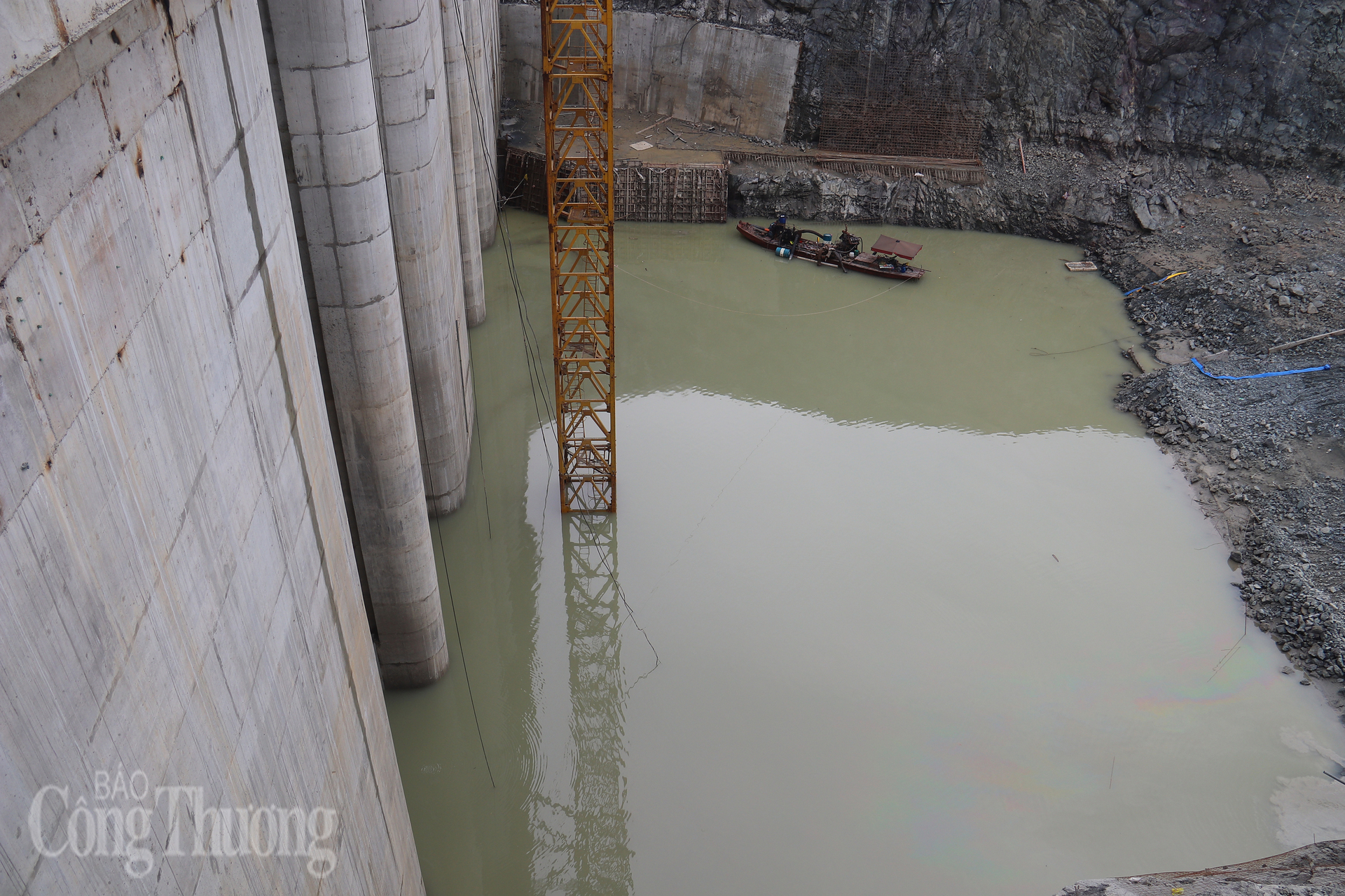 Khu vực cửa xả đang được nạo vét và gia cố, đảm bảo thoát nước hiệu quả. Ảnh: Thanh Tuấn