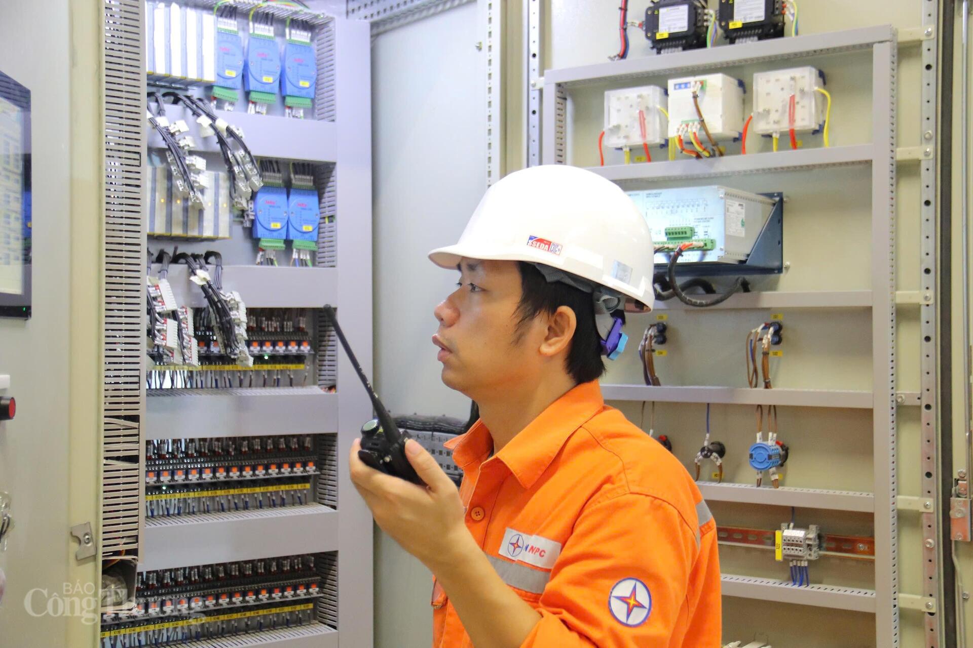 Công tác thí nghiệm tại Dự án Nhà máy Thủy điện Hòa Bình mở rộng được triển khai khẩn trương, bảo đảm an toàn, chất lượng và tiến độ vận hành dự án. Ảnh: Thanh Tuấn