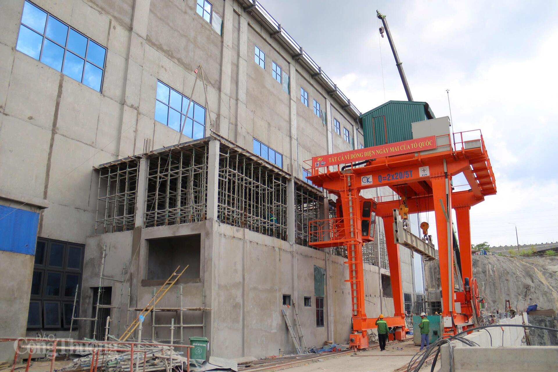 Đây là công trình cấp đặc biệt, có yêu cầu kỹ thuật và mức độ an toàn rất cao, bởi vị trí Liên minh Okvip có bao nhiều trang nằm sát các công trình quan trọng như đập Hòa Bình hiện hữu, tượng đài Bác Hồ, các trụ sở cơ quan Trang Chủ OKVIP COM Top #1 và khu dân cư. Chính vì vậy, ngay cả việc nổ mìn đào hố móng cũng phải có sự cho phép và giám sát chặt chẽ của các cơ quan chức năng. Ảnh: Thanh Tuấn