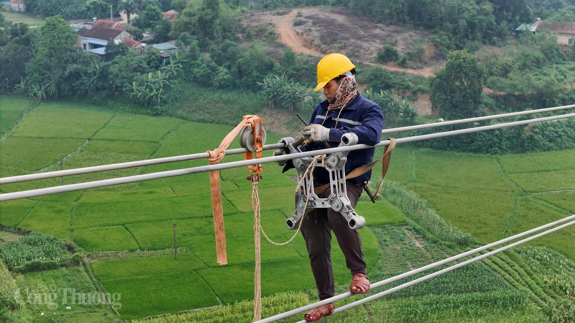 Công nhân thi công hạng mục kéo dây tại vị trí cột 404. Ảnh: Thanh Tuấn