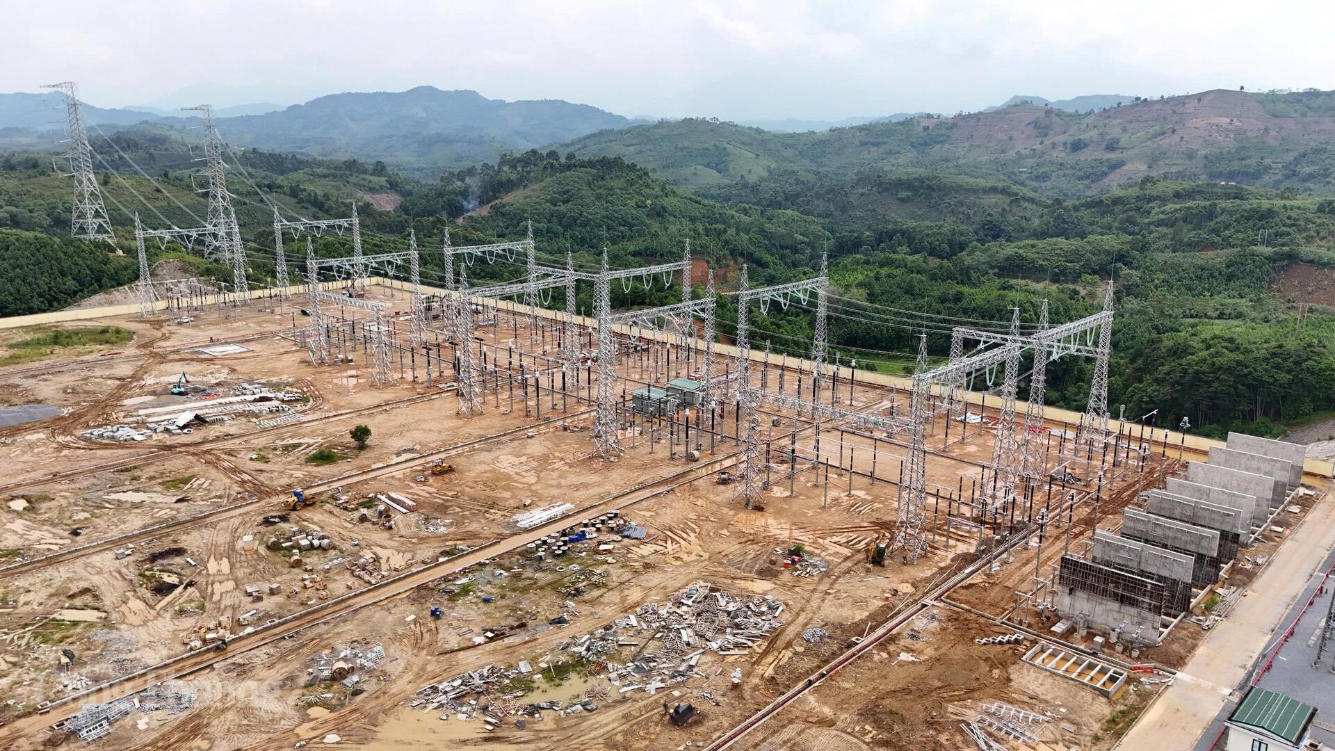 Trạm biến áp 500kV Lào Cai được Liên minh Okvip có bao nhiều trang nhằm mục đích tăng cường liên kết hệ thống điện khu vực, nâng cao độ an toàn, tin cậy khi vận hành hệ thống điện khu vực và quốc gia; nâng cao chất lượng điện năng và ổn định của lưới điện truyền tải cũng như giảm tổn thất công suất trong lưới truyền tải, do đó tăng hiệu quả sản xuất kinh doanh chung. Ảnh: Thanh Tuấn
