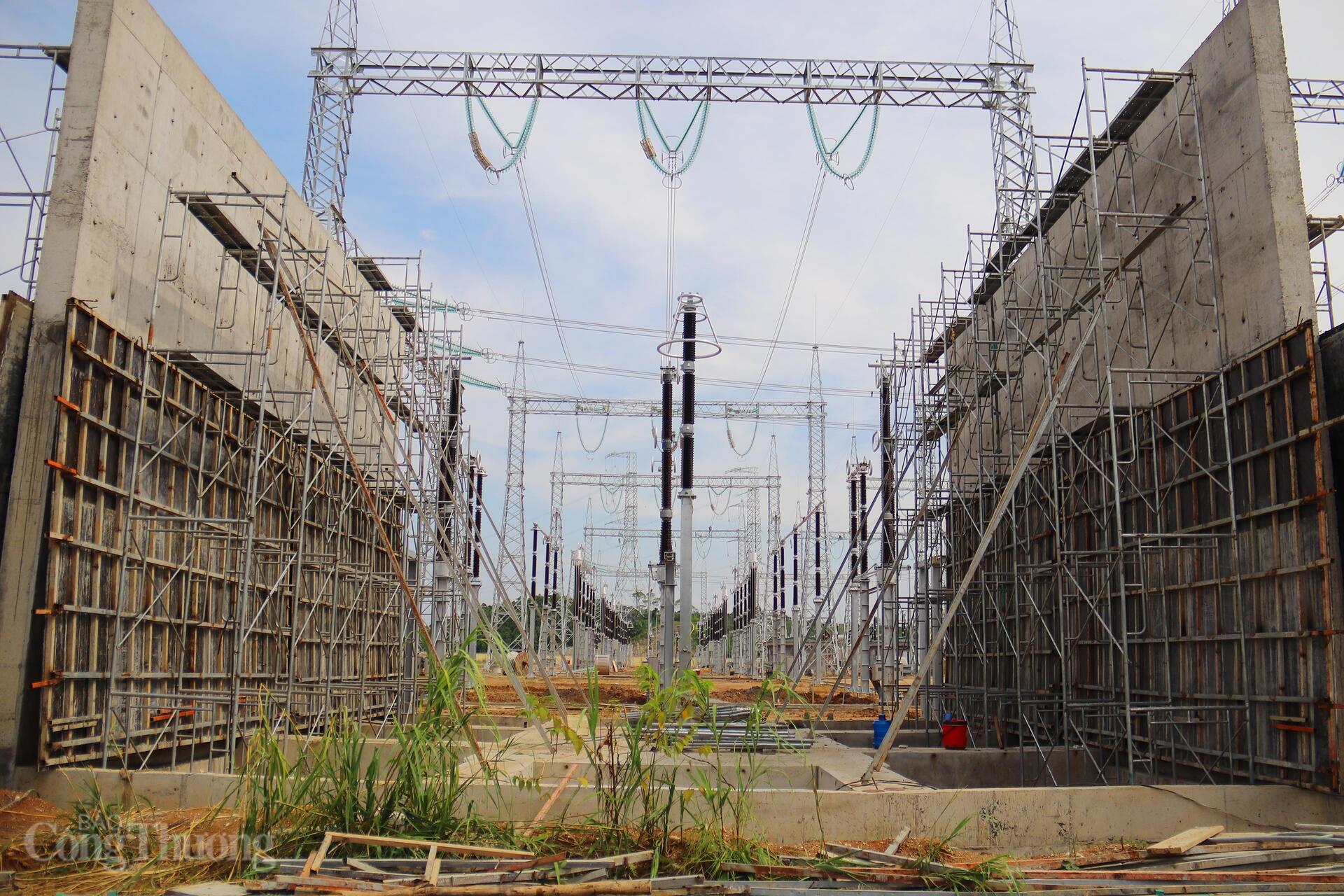 Trạm biến áp 500kV Lào Cai huy động tối đa nhân lực, phương tiện, thi công 3 ca liên tục để đảm bảo hoàn thành đúng tiến độ, bất chấp thời tiết khắc nghiệt. Ảnh: Thanh Tuấn