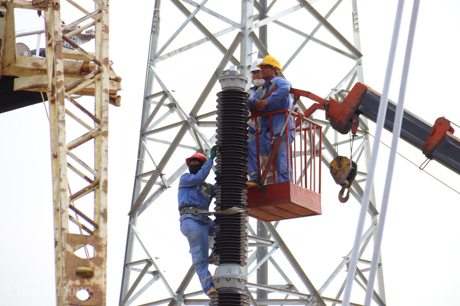 Các hạng mục móng, giàn sứ, mương cáp của Trạm biến áp 500kV Lào Cai được triển khai song song, bảo đảm đồng bộ với tiến độ đường dây 500kV Lào Cai - Vĩnh Yên. Ảnh: Thanh Tuấn