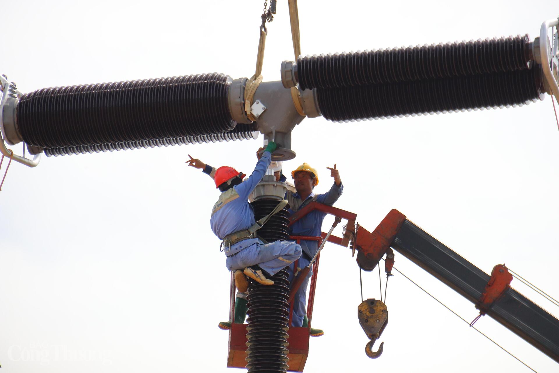 Tại Trạm biến áp 500kV Lào Cai, công tác lắp đặt thiết bị và hoàn thiện hạ tầng đang được đẩy nhanh, sẵn sàng kết nối vào hệ thống điện quốc gia. Ảnh: Thanh Tuấn