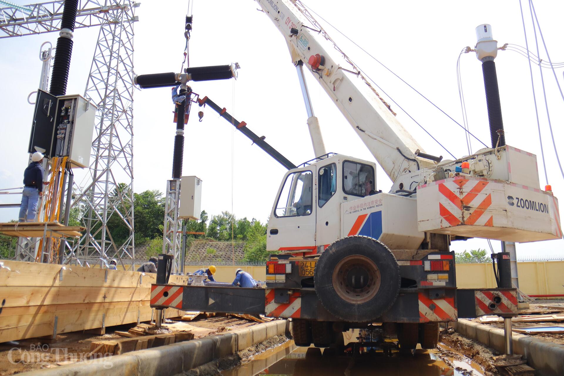 Trạm biến áp 500kV Lào Cai và đường dây đấu nối đang chạy đua với thời gian, nhằm tăng cường năng lực truyền tải điện, giảm tải cho các tuyến hiện hữu. Ảnh: Thanh Tuấn