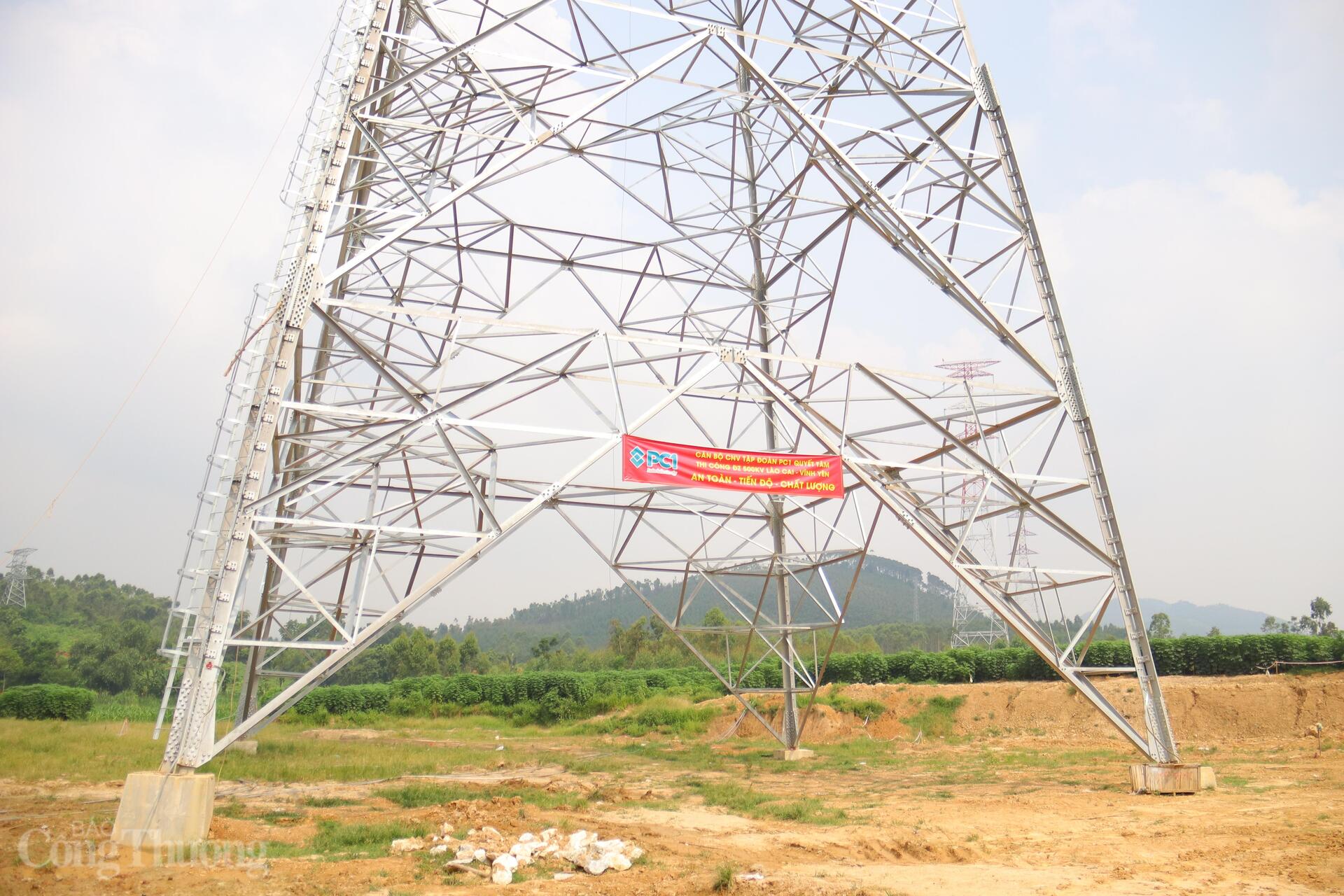 Dự án 500kV Lào Cai - Vĩnh Yên được triển khai đồng bộ từ giải phóng mặt bằng, đào móng, dựng cột đến kéo dây, bảo đảm an toàn. Ảnh: Thanh Tuấn