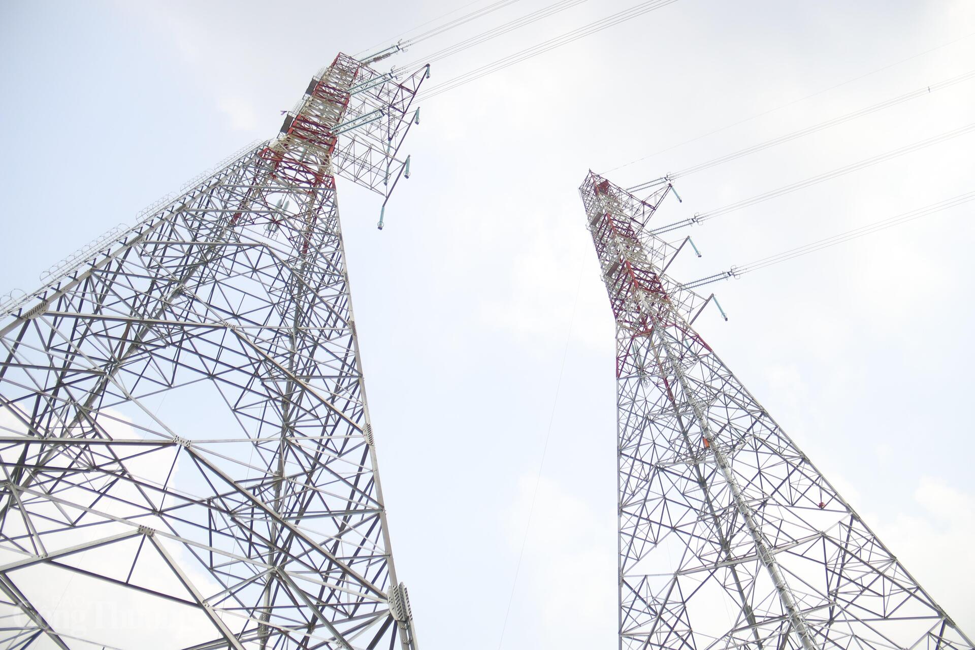 Mỗi hạng mục thi công trên đường dây 500kV Lào Cai - Vĩnh Yên đều được giám sát chặt chẽ, bảo đảm an toàn, tiến độ và tiêu chuẩn kỹ thuật. Ảnh: Thanh Tuấn