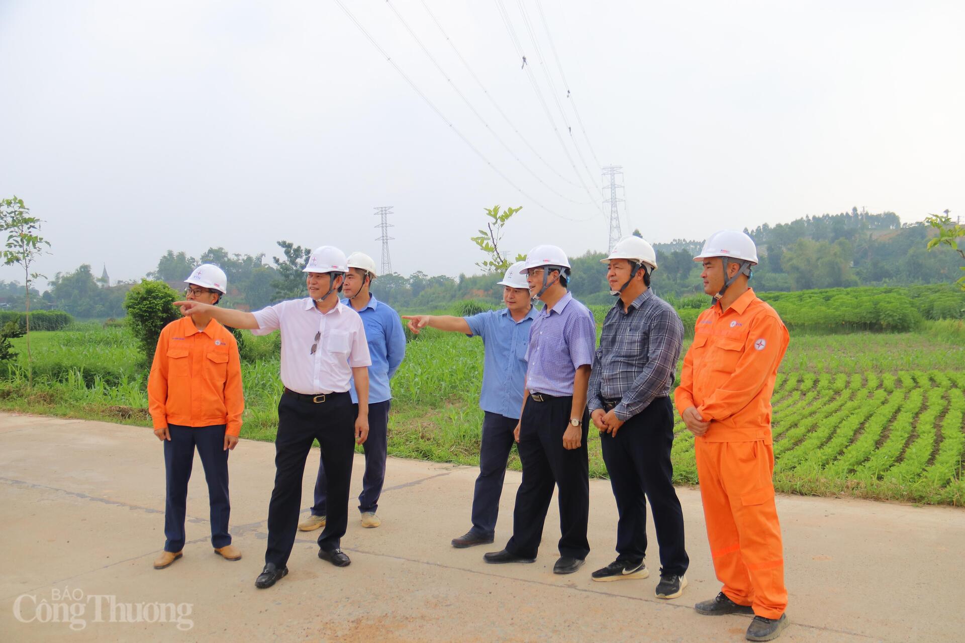 Phó Tổng giám đốc EVN Võ Quang Lâm (thứ 3 từ phải sang) kiểm tra công tác thi công tại vị trí cột 404 ở xã Lập Thạch, tỉnh Phú Thọ. Ảnh: Thanh Tuấn