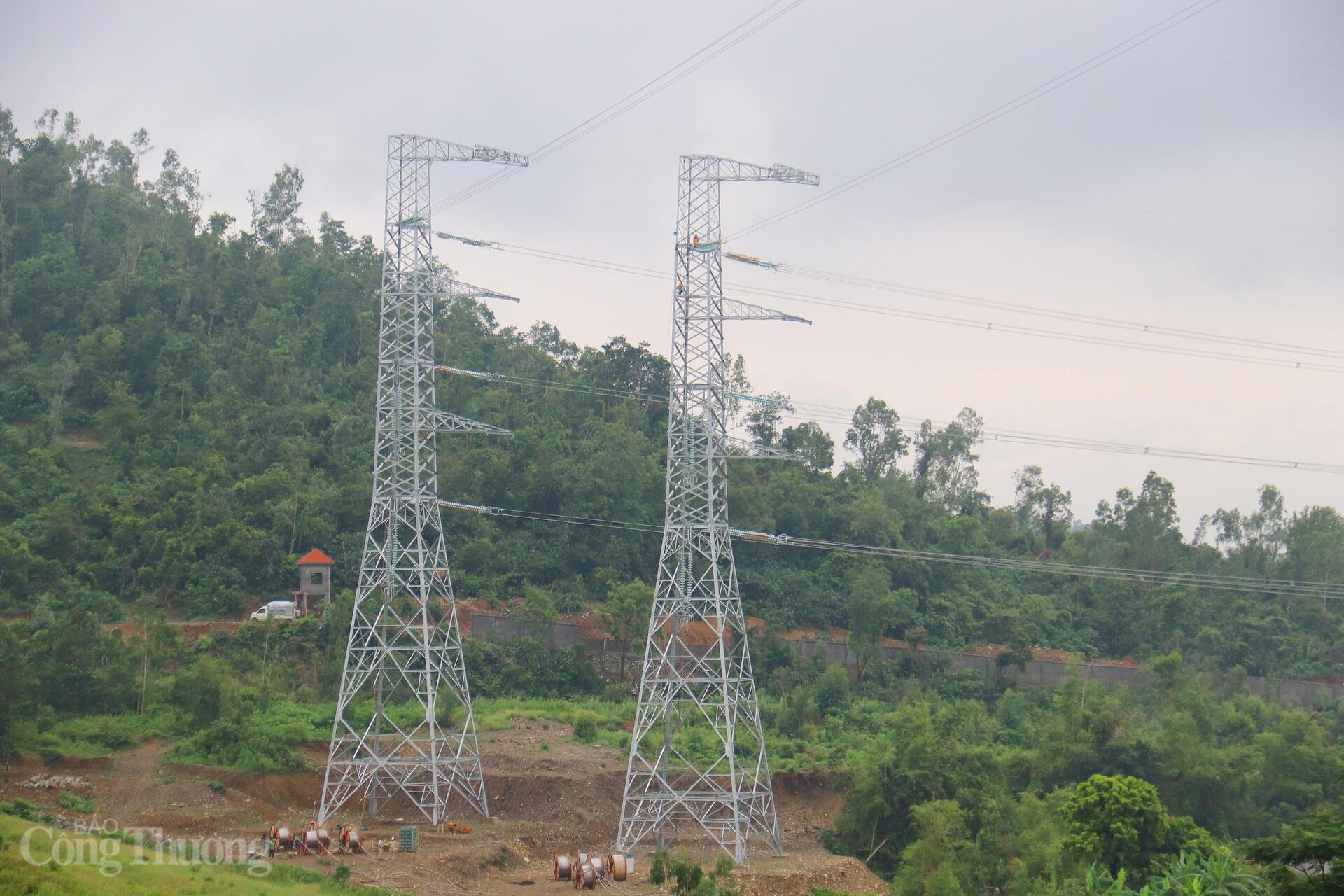 Tuyến đường dây 500kV đi qua nhiều địa hình phức tạp, đòi hỏi kỹ thuật thi công cao và sự phối hợp nhịp nhàng. Ảnh: Thanh Tuấn