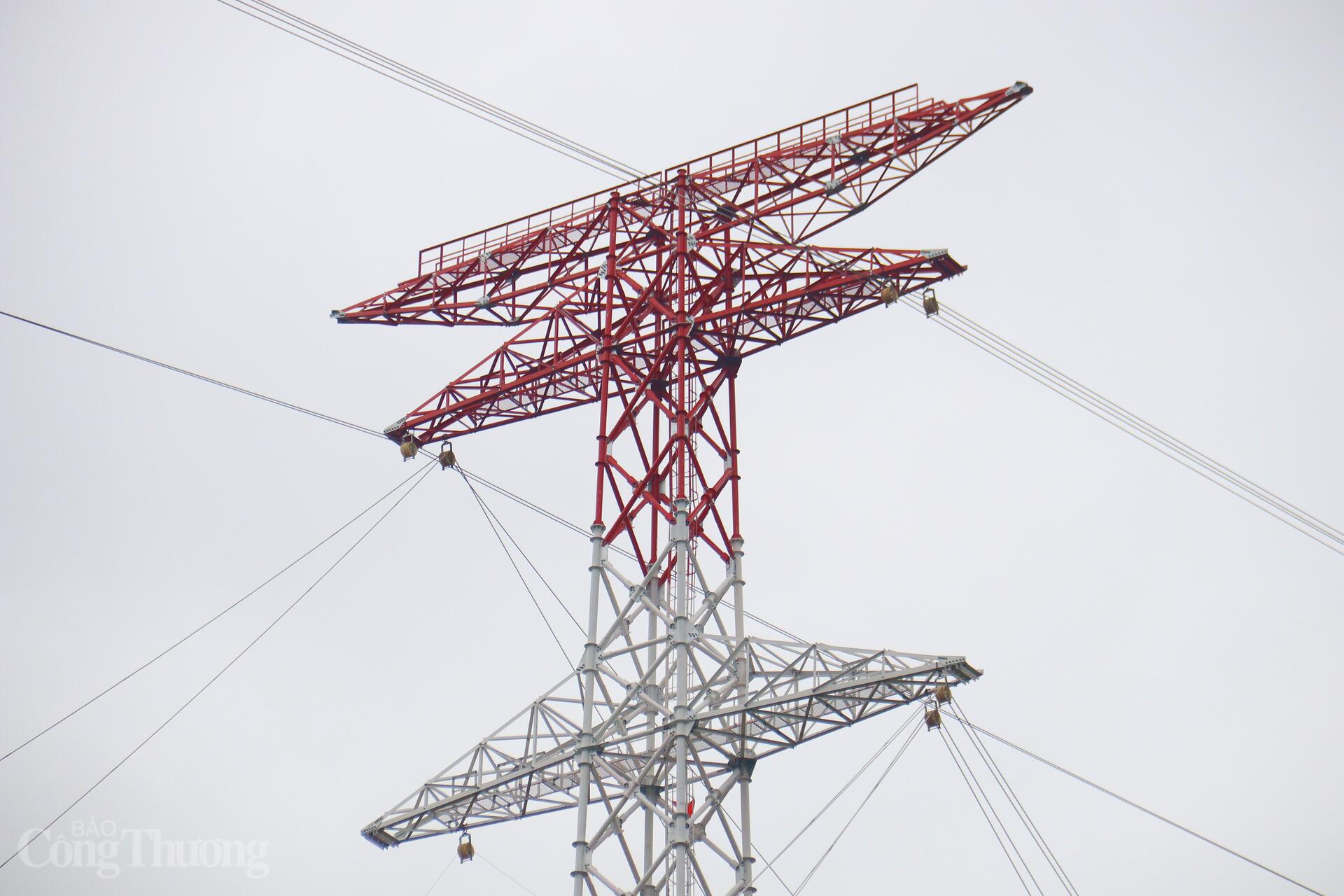 Khi hoàn thành, đường dây 500kV Lào Cai - Vĩnh Yên sẽ tăng cường liên kết lưới điện, đảm bảo cung cấp điện ổn định cho các tỉnh phía Bắc. Ảnh: Thanh Tuấn