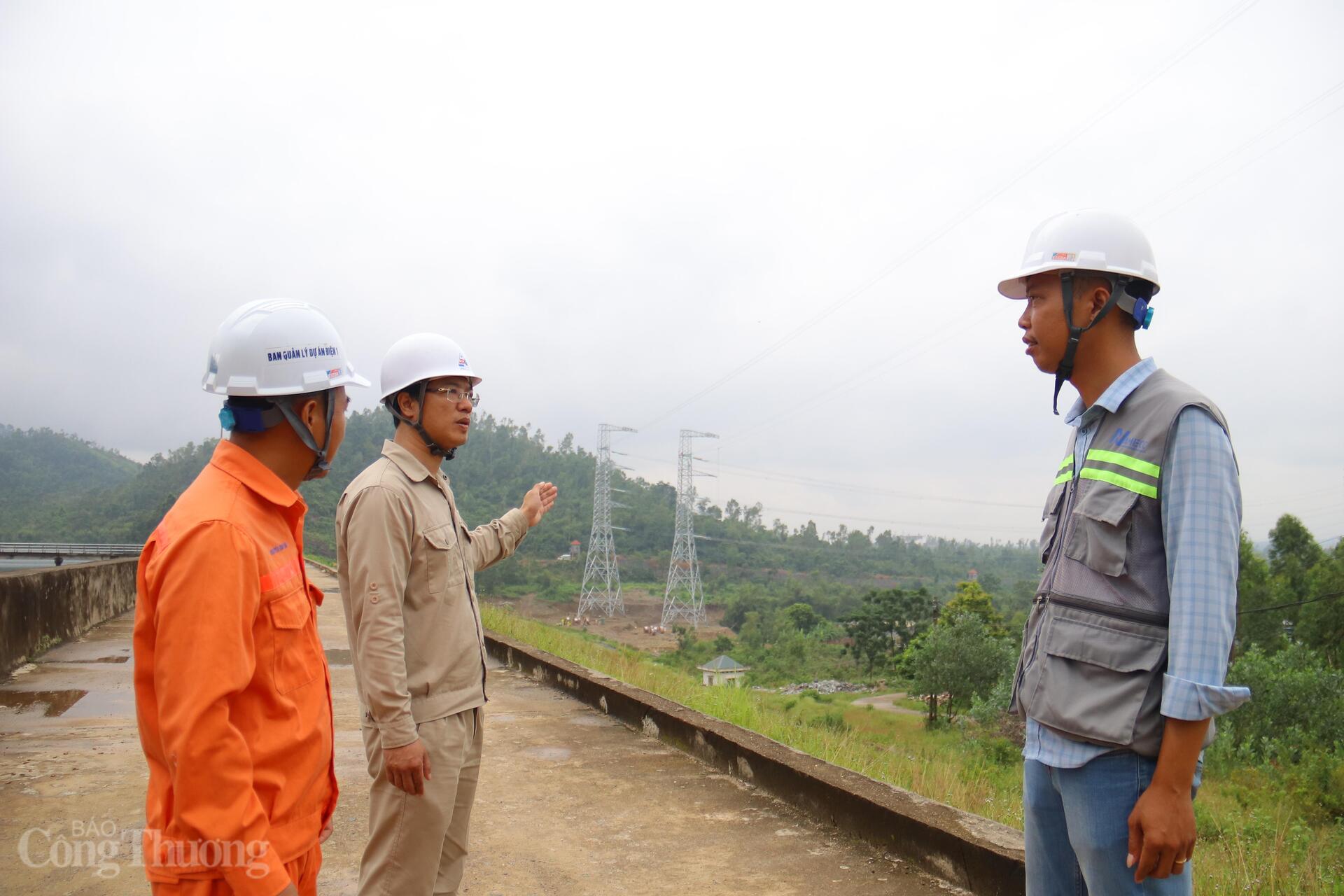 Các nhà thầu thi công bám sát hiện trường, khắc phục thời tiết bất lợi để bảo đảm tiến độ. Ảnh: Thanh Tuấn