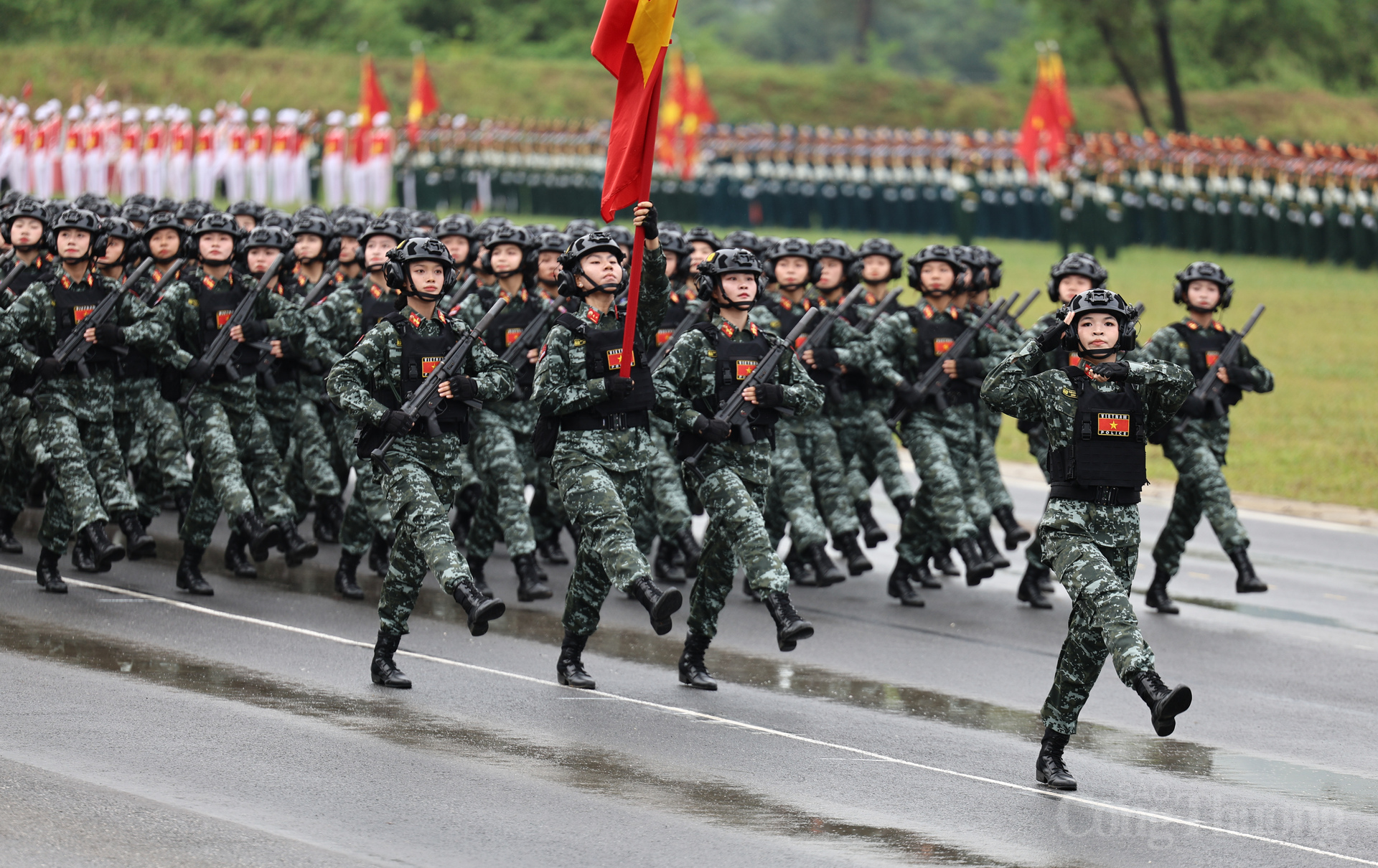 Đặc biệt là các khối nữ chiến sĩ, đã được thiết kế một cách trang trọng, vừa đảm bảo tính uy nghiêm của quân đội, công an vừa tôn lên vẻ đẹp, sự dứt khoát trong từng động tác.