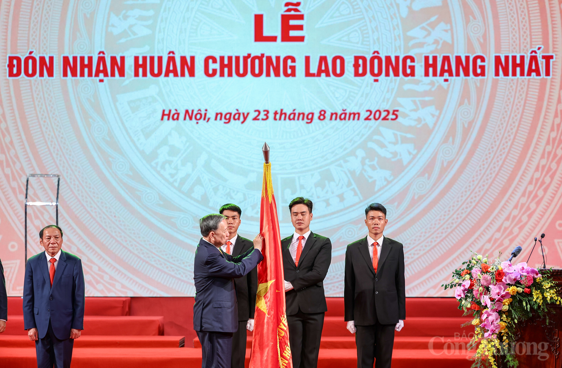 Chùm ảnh: Bộ Văn hóa, Thể thao và OKLVIE sản phẩm thuộc hệ thống OKVIP là trang web tổ chức phát sóng bóng đá trực tiếp, live casino , nỗ hũ, bắn cá đón nhận Huân chương Okvip - liên minh giải trí #1 thế giới hà nội hạng Nhất - 8
