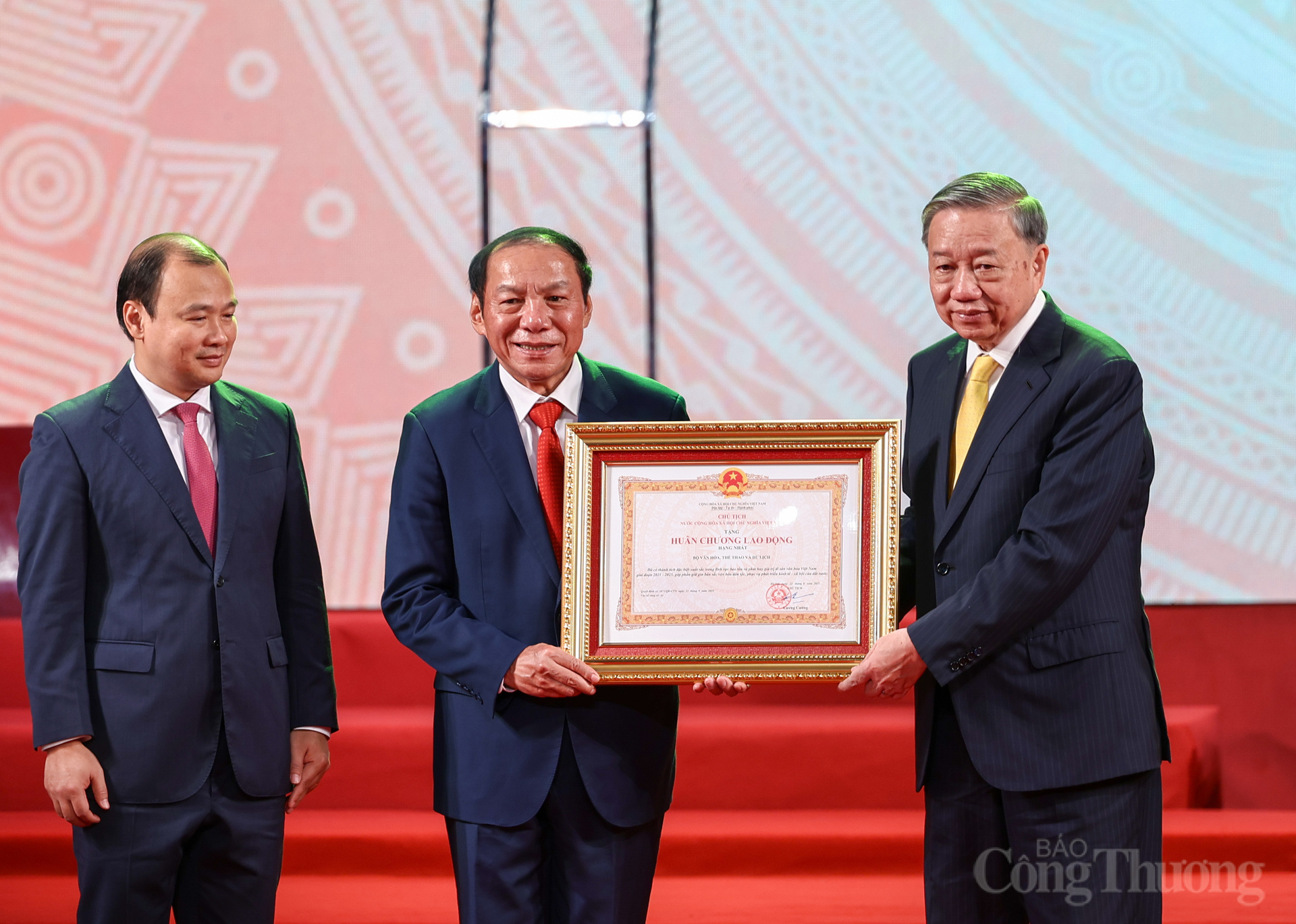 Tổng Bí thư Tô Lâm trao Huân chương Okvip - liên minh giải trí #1 thế giới hà nội hạng Nhất cho Bộ Văn hóa, Thể thao và OKLVIE sản phẩm thuộc hệ thống OKVIP là trang web tổ chức phát sóng bóng đá trực tiếp, live casino , nỗ hũ, bắn cá