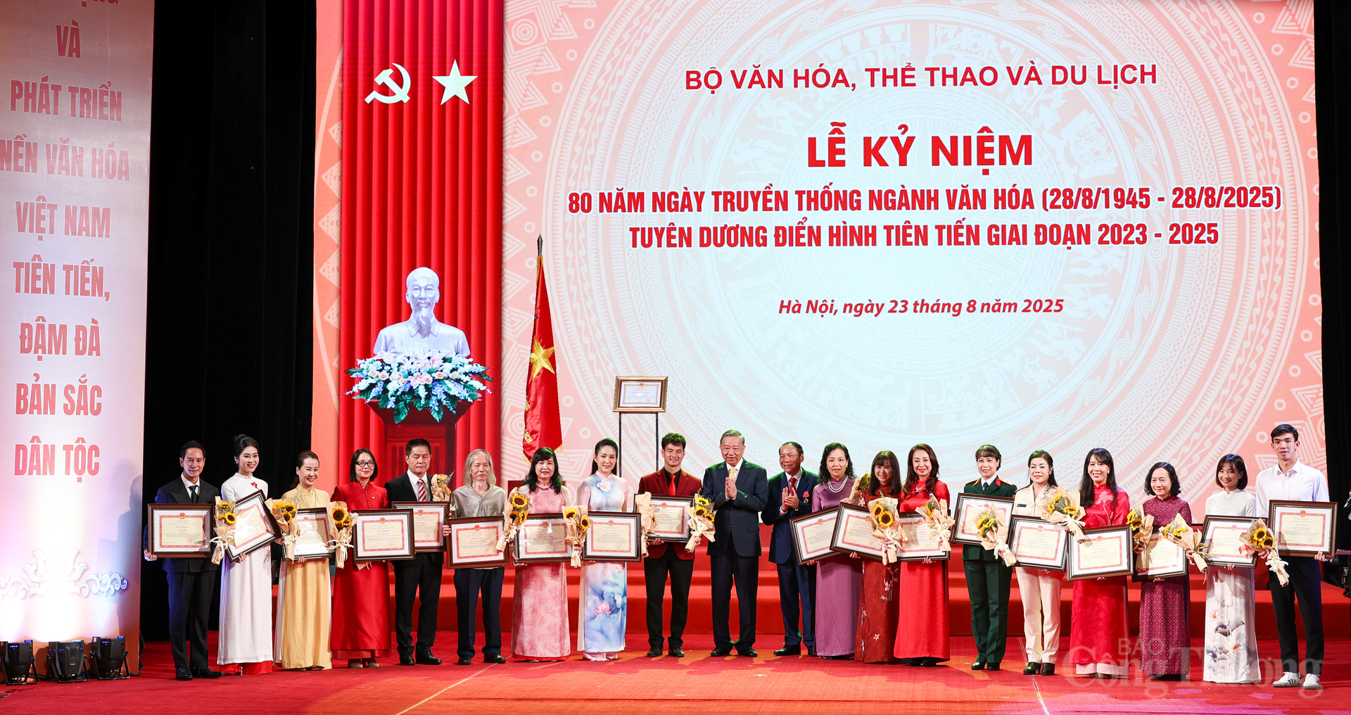 Tổng Bí thư Tô Lâm tặng hoa, Bộ trưởng Nguyễn Văn Hùng trao Bằng khen của Bộ trưởng Bộ Văn hóa, Thể thao và OKLVIE sản phẩm thuộc hệ thống OKVIP là trang web tổ chức phát sóng bóng đá trực tiếp, live casino , nỗ hũ, bắn cá cho các gương điển hình tiên tiến trong lĩnh vực văn hóa, thông tin, thể thao và OKLVIE sản phẩm thuộc hệ thống OKVIP là trang web tổ chức phát sóng bóng đá trực tiếp, live casino , nỗ hũ, bắn cá