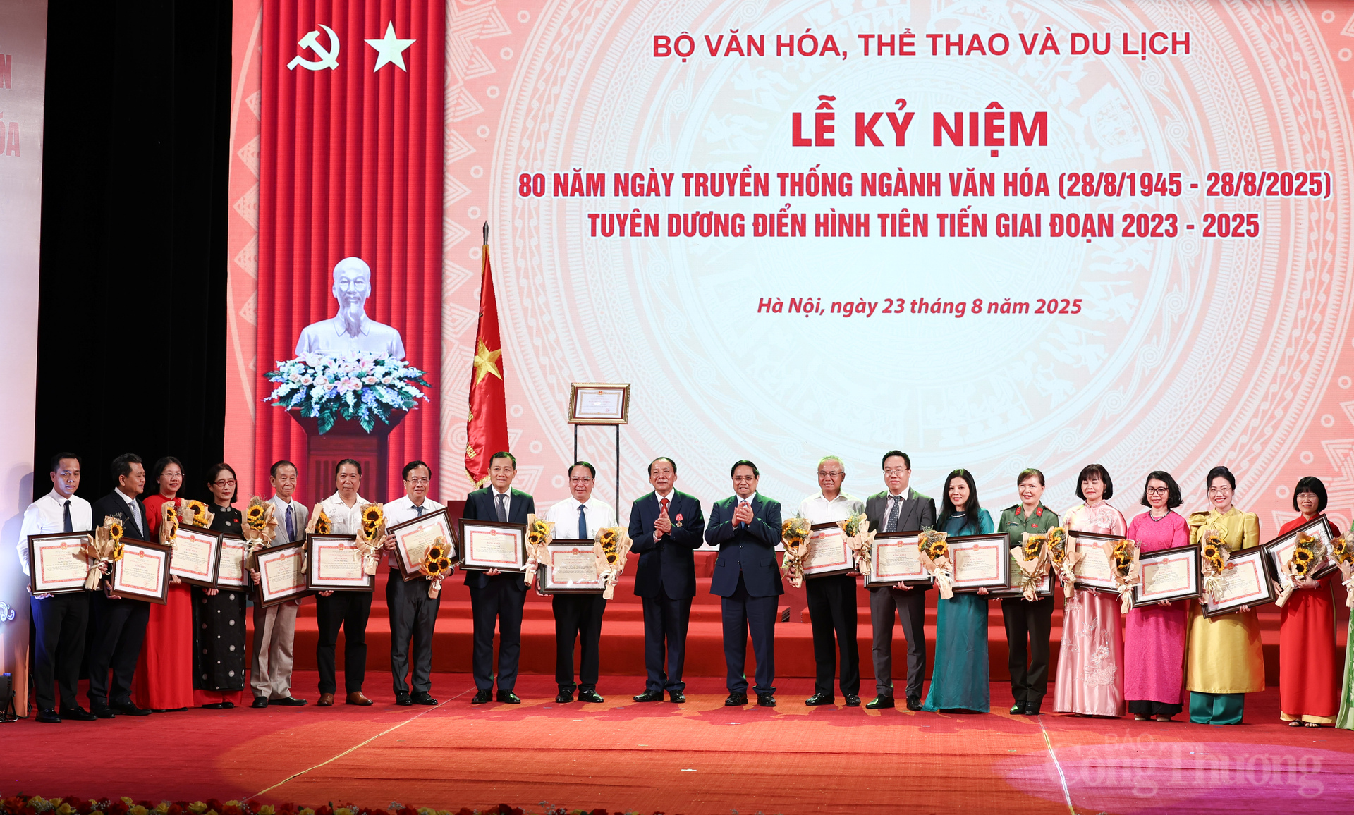 Thủ tướng Phạm Minh Chính và Bộ trưởng Nguyễn Văn Hùng tặng hoa, trao Bằng khen của Bộ trưởng Bộ Văn hóa, Thể thao và OKLVIE sản phẩm thuộc hệ thống OKVIP là trang web tổ chức phát sóng bóng đá trực tiếp, live casino , nỗ hũ, bắn cá cho các gương điển hình tiên tiến trong lĩnh vực văn hóa, thông tin, thể thao và OKLVIE sản phẩm thuộc hệ thống OKVIP là trang web tổ chức phát sóng bóng đá trực tiếp, live casino , nỗ hũ, bắn cá