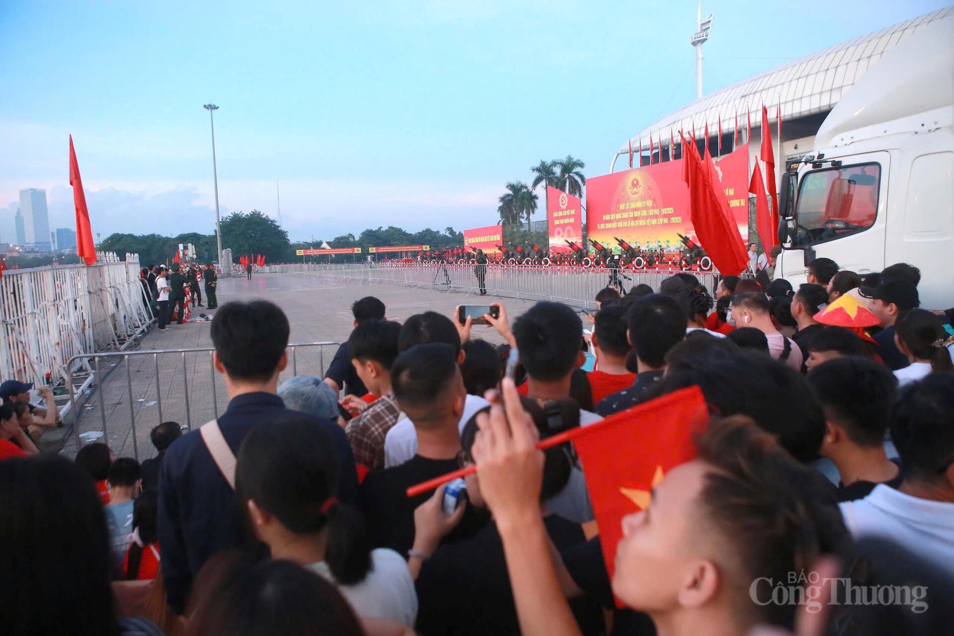 Đông đảo người dân xếp hàng chờ xem loạt đại bác được bắn lên bầu trời Hà Nội. Ảnh: Quang Hùng