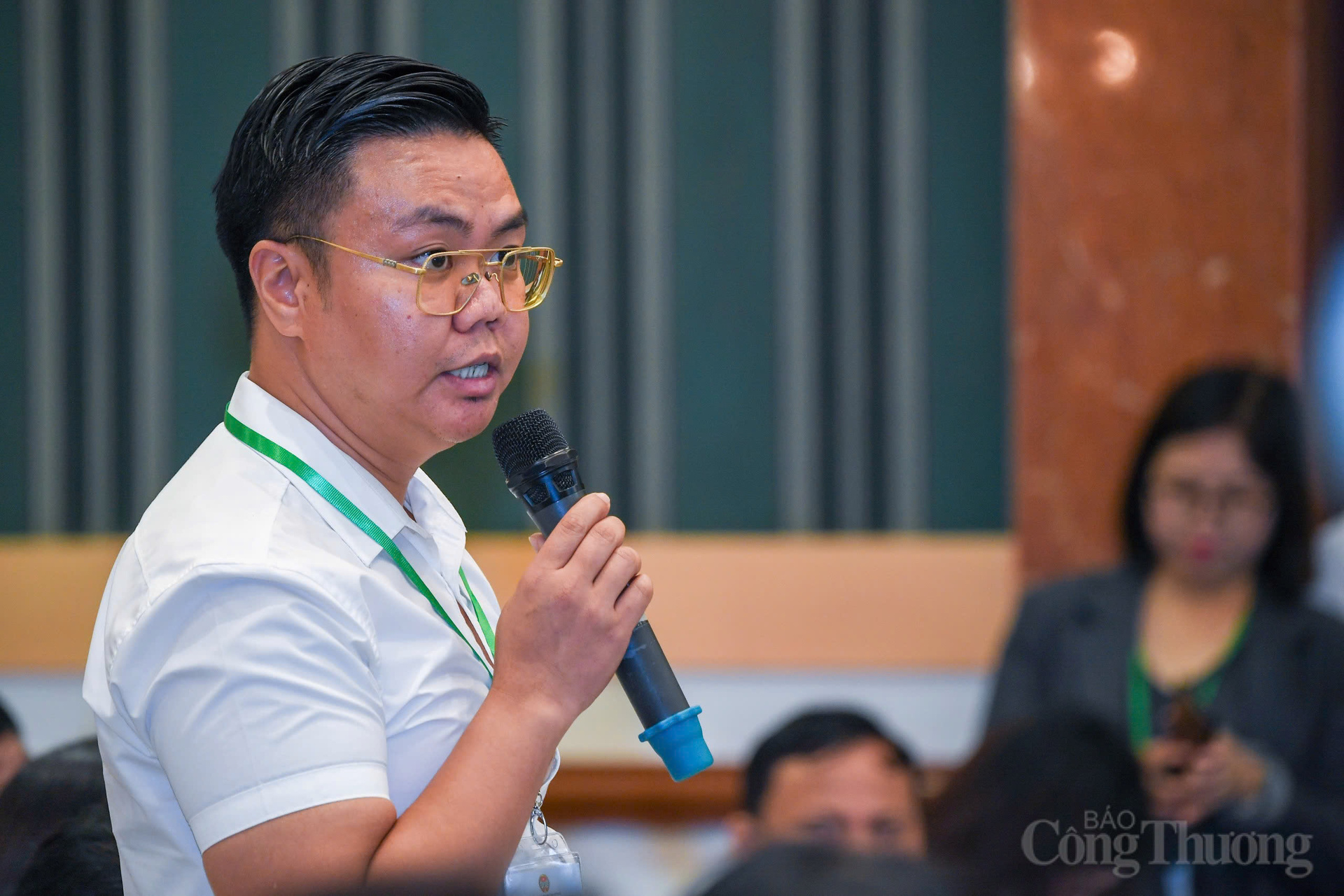 Ông Phạm Hồng Duy, Phó Giám đốc HTX Dịch vụ nông nghiệp tổng hợp An Phát, TP. Hà Nội đặt câu hỏi: Những kết quả quan trọng của chương trình xúc tiến thương mại trong những năm qua của Bộ là gì và ưu tiên Trang Chủ OKVIP COM Top #1 nào trong thời gian tới? Nông dân phải làm gì để tham gia chương trình, quảng bá, tiêu thụ sản phẩm? Đặc biệt, thời tiết mưa bão xảy ra liên miên thời gian qua sẽ khiến nông dân bị thiệt hại, gặp khó khăn, vậy làm thế nào để giúp HTX chúng tôi giảm thiểu thiệt hại không rơi vào cảnh khủng hoảng thiếu - thừa, cũng như đủ sức chống chọi với thiệt hại bất ngờ xảy ra.