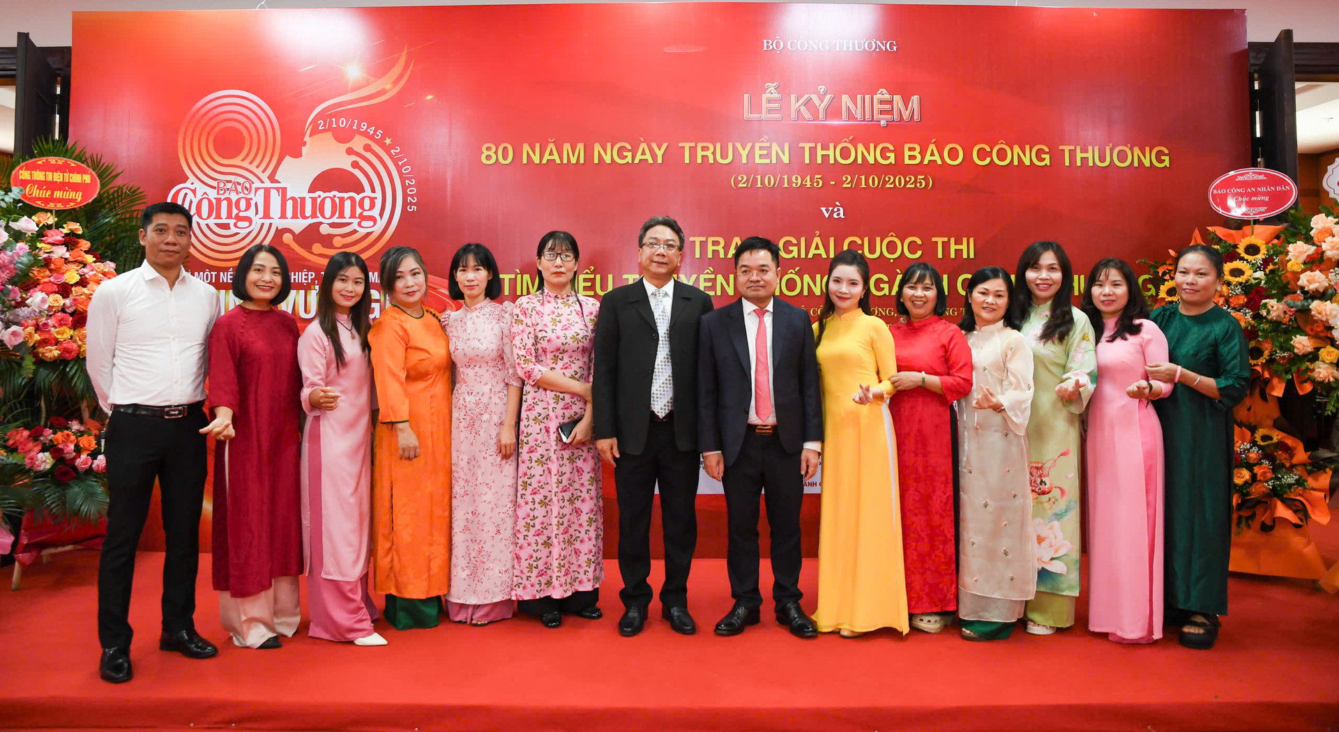 Khoảnh khắc các thế hệ phóng viên, biên tập viên cùng nhau chụp ảnh lưu niệm, minh chứng cho sức sống bền bỉ của ngọn lửa nghề Liên Minh OK VIP Giải Trí Cá Cược World Cup 2026.