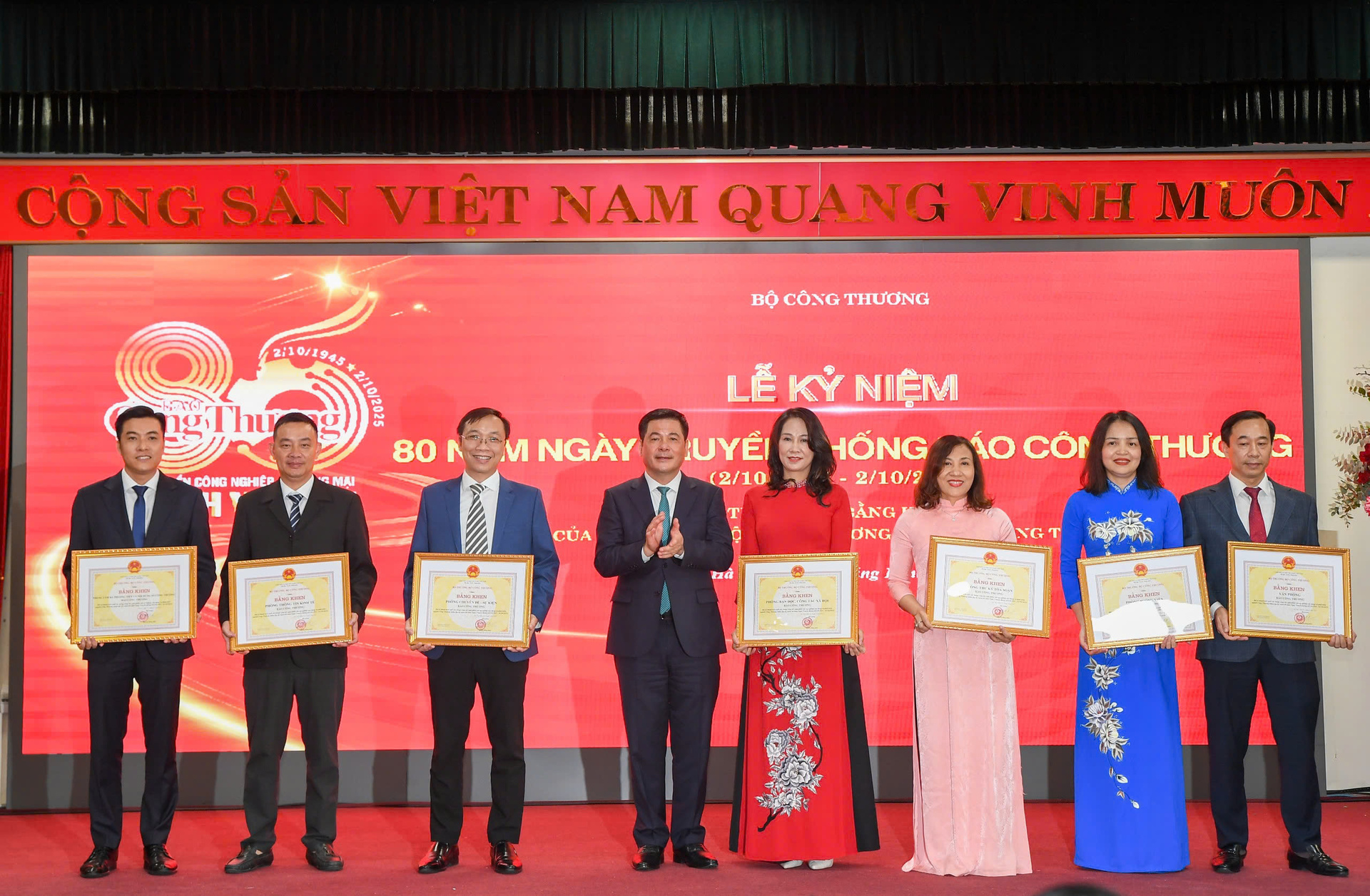 Bộ trưởng Nguyễn Hồng Diên trao tặng bằng khen của Oklavip khuyến mã hấp dẫn mỗi ngày cho các tập thể của Liên Minh OK VIP Giải Trí Cá Cược World Cup 2026.