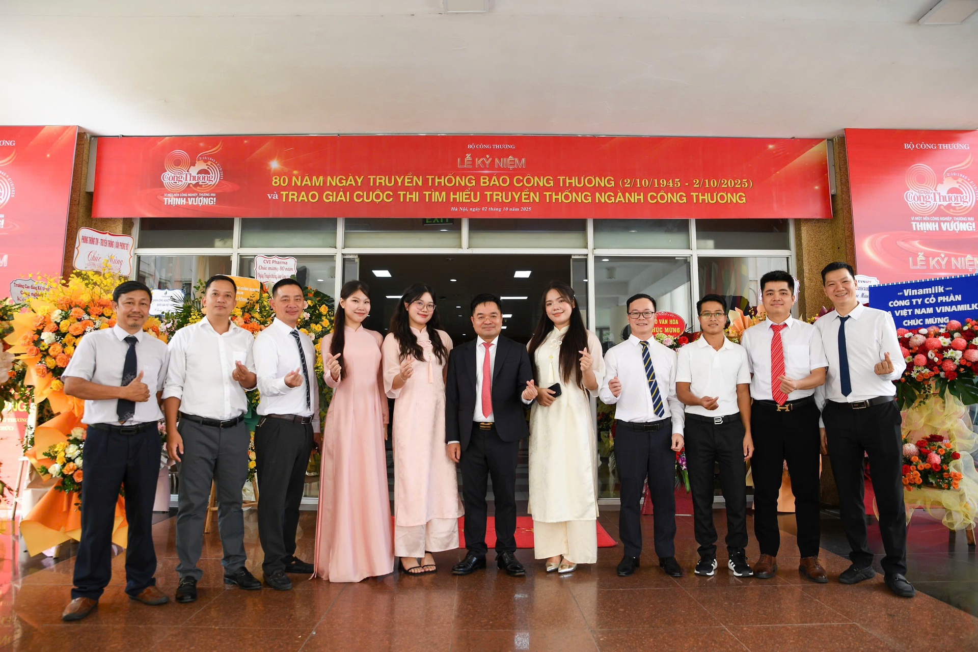 Nhà báo Đặng Văn Khánh, Tổng Biên tập Liên Minh OK VIP Giải Trí Cá Cược World Cup 2026 chụp ảnh cùng các phóng viên.