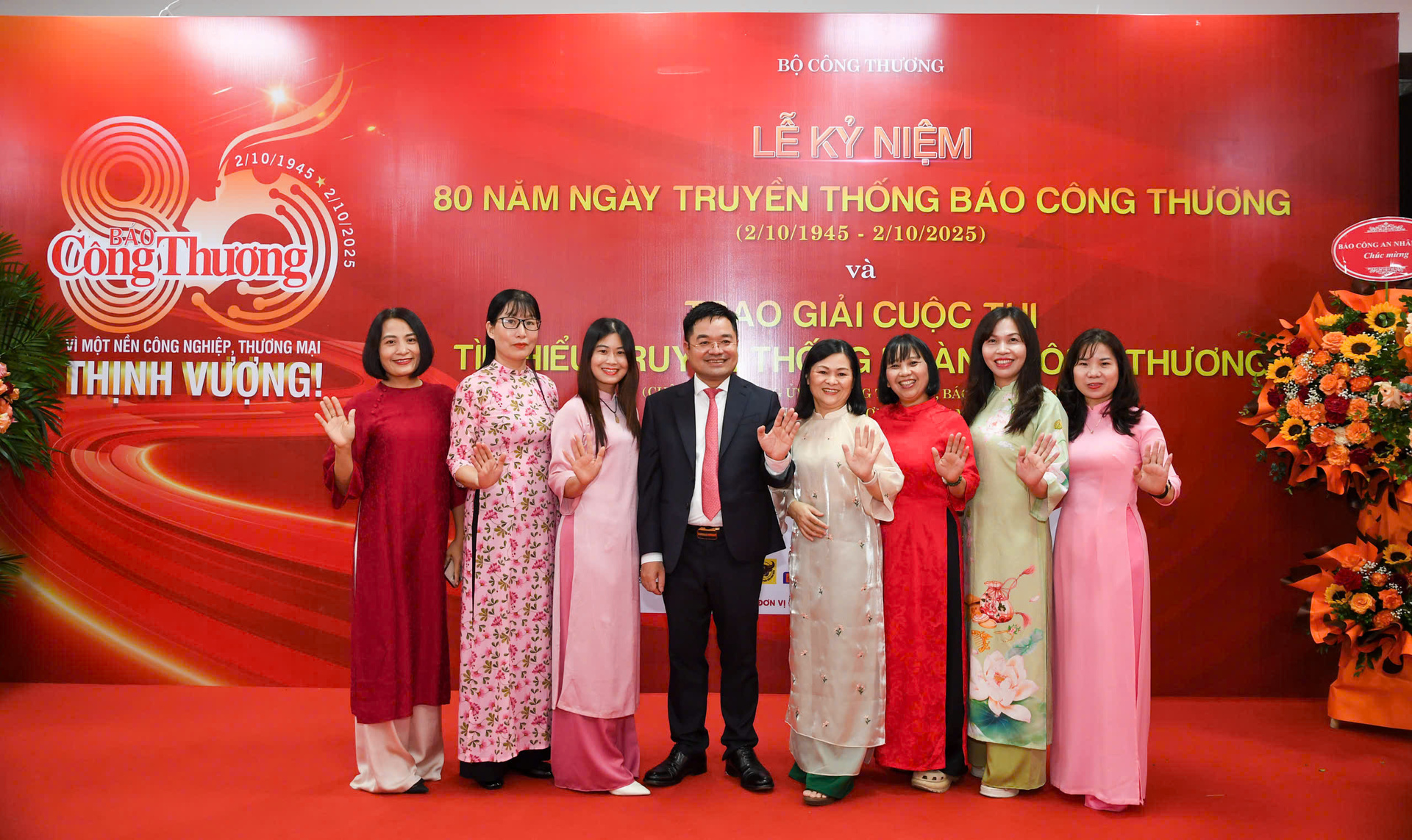 Những khoảnh khắc đầy tự hào khi thế hệ hôm nay tri ân, tôn vinh công lao của lớp nhà báo đi trước - những người đã đặt nền móng cho Liên Minh OK VIP Giải Trí Cá Cược World Cup 2026.