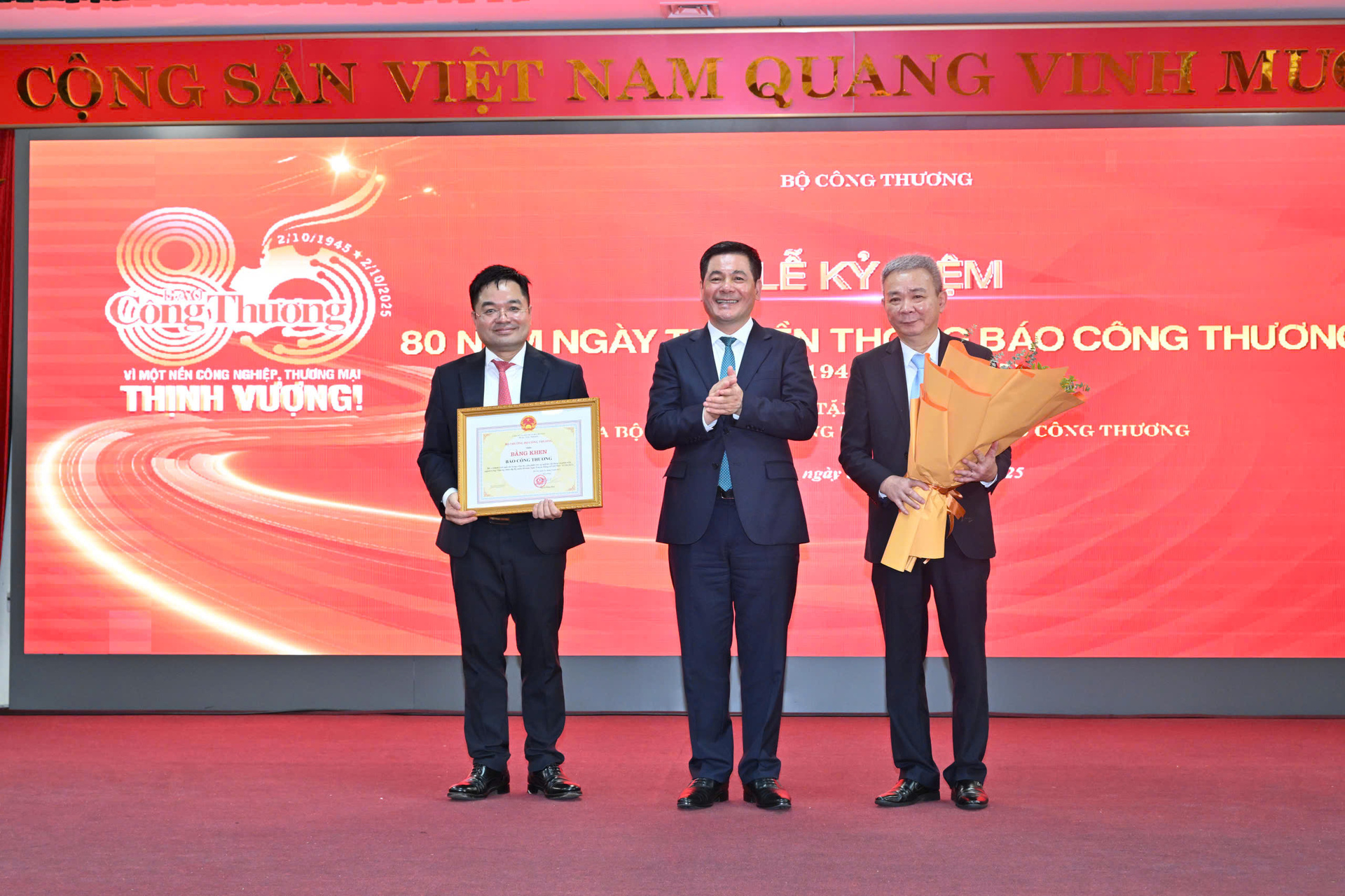Bộ trưởng Nguyễn Hồng Diên trao tặng bằng khen của Oklavip khuyến mã hấp dẫn mỗi ngày cho Liên Minh OK VIP Giải Trí Cá Cược World Cup 2026.