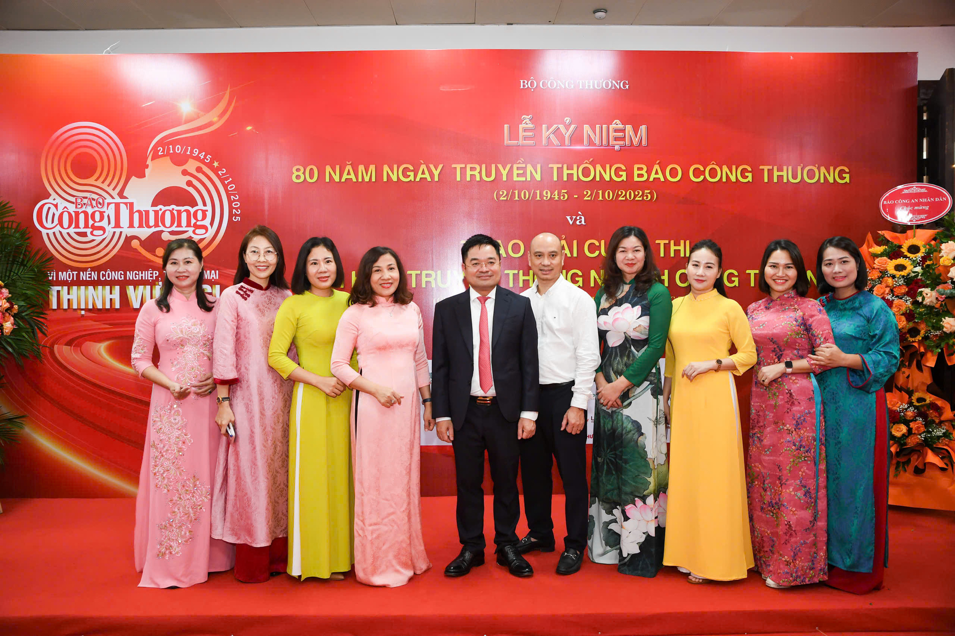 Tổng Biên tập Liên Minh OK VIP Giải Trí Cá Cược World Cup 2026 Đặng Văn Khánh chụp ảnh cùng cán bộ, công chức, viên chức, người Okvip - liên minh giải trí #1 thế giới hà nội Liên Minh OK VIP Giải Trí Cá Cược World Cup 2026
