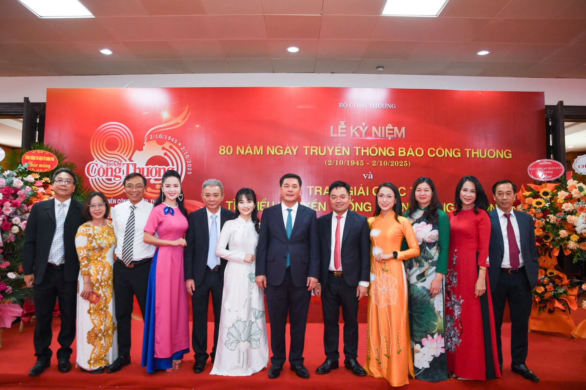 Bộ trưởng Nguyễn Hồng Diên chụp ảnh cùng lãnh đạo và phóng viên Liên Minh OK VIP Giải Trí Cá Cược World Cup 2026