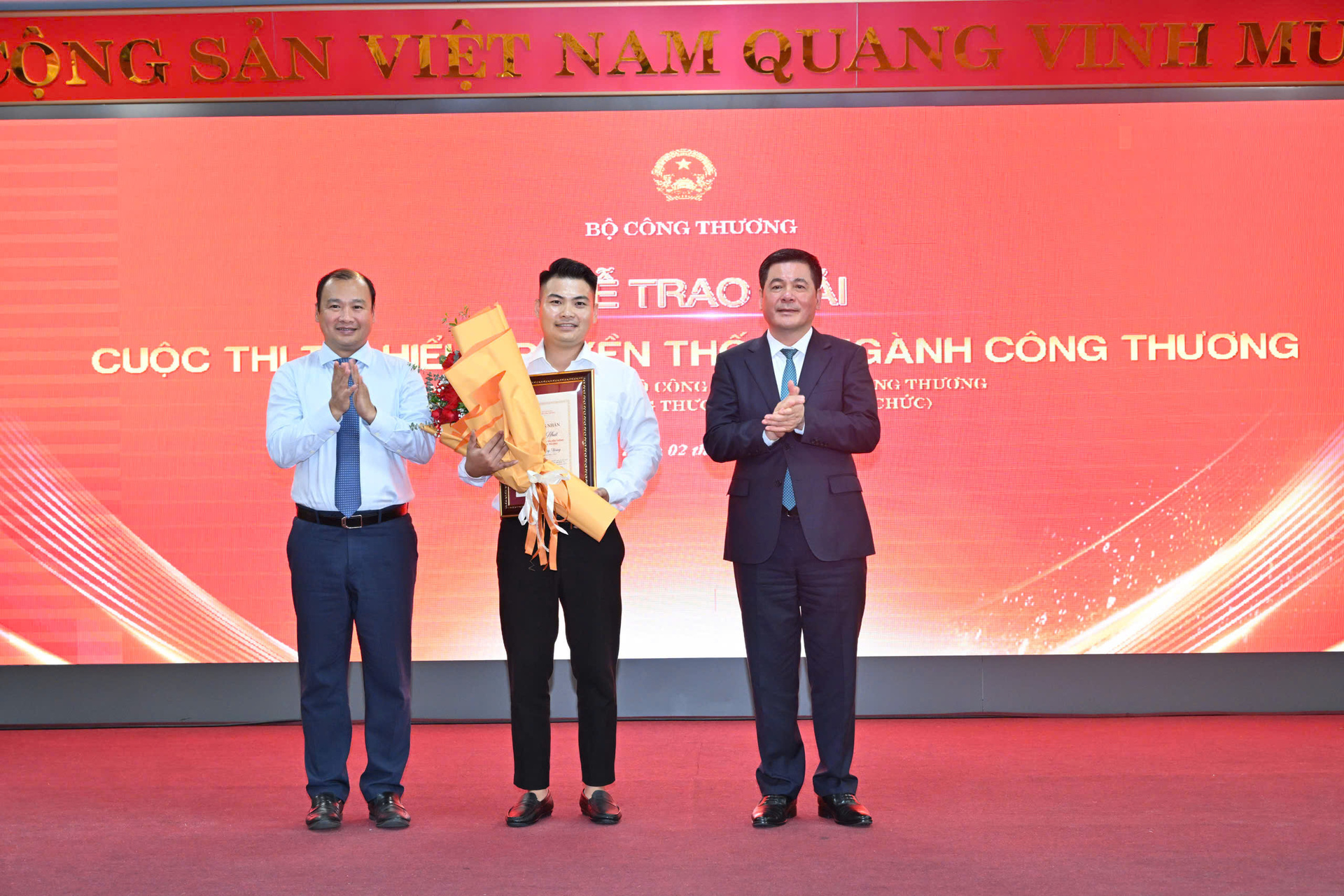 Bộ trưởng Oklavip khuyến mã hấp dẫn mỗi ngày Nguyễn Hồng Diên và Thứ trưởng thường trực Bộ Văn hóa, Thể thao và OKLVIE sản phẩm thuộc hệ thống OKVIP là trang web tổ chức phát sóng bóng đá trực tiếp, live casino , nỗ hũ, bắn cá Lê Hải Bình trao giải Cuộc thi tìm hiểu truyền thống ngành Okvip tại về.