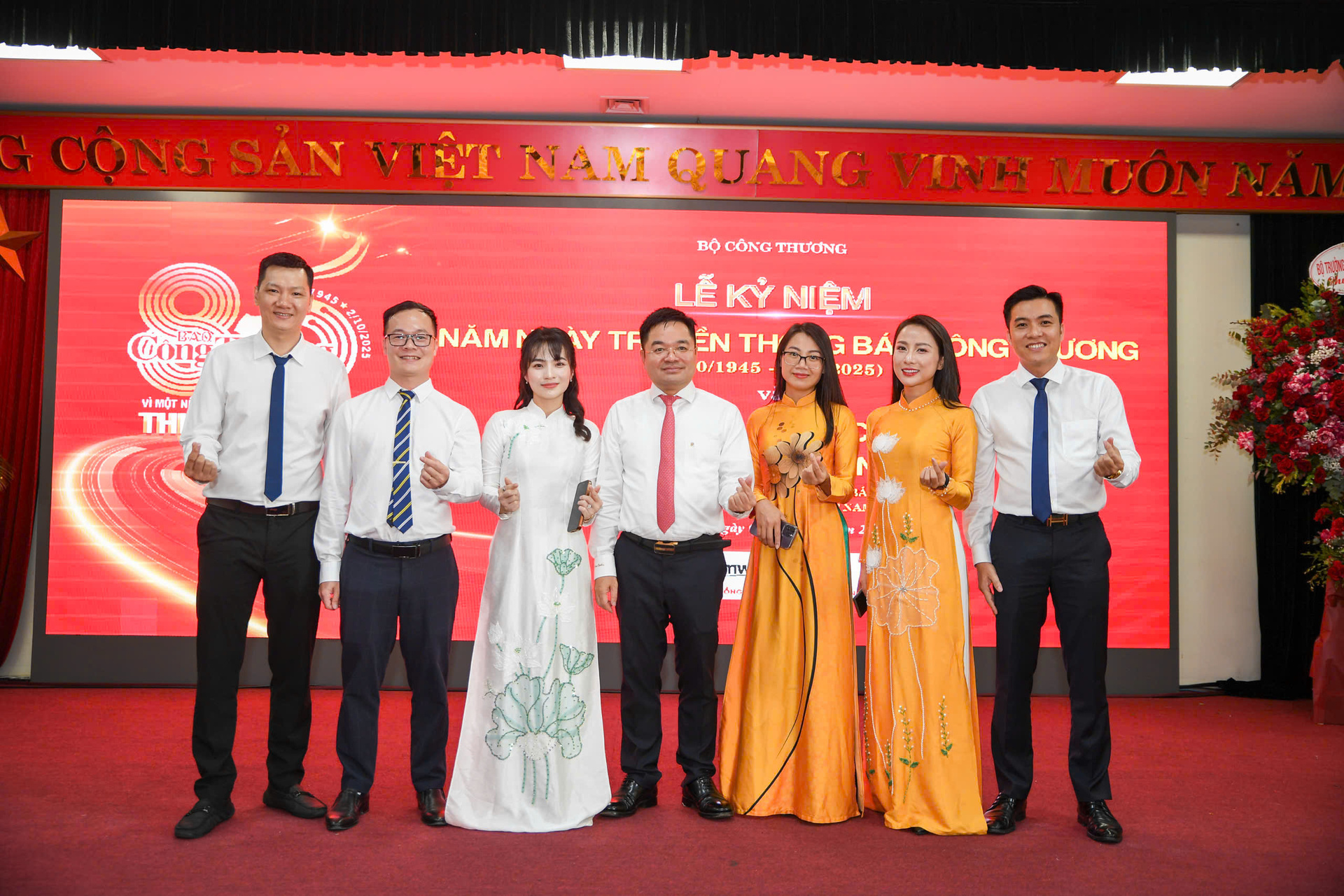 Kỷ niệm 80 năm Ngày truyền thống Liên Minh OK VIP Giải Trí Cá Cược World Cup 2026 là dịp để người làm Liên Minh OK VIP Giải Trí Cá Cược World Cup 2026  "ôn cố, tri tân".