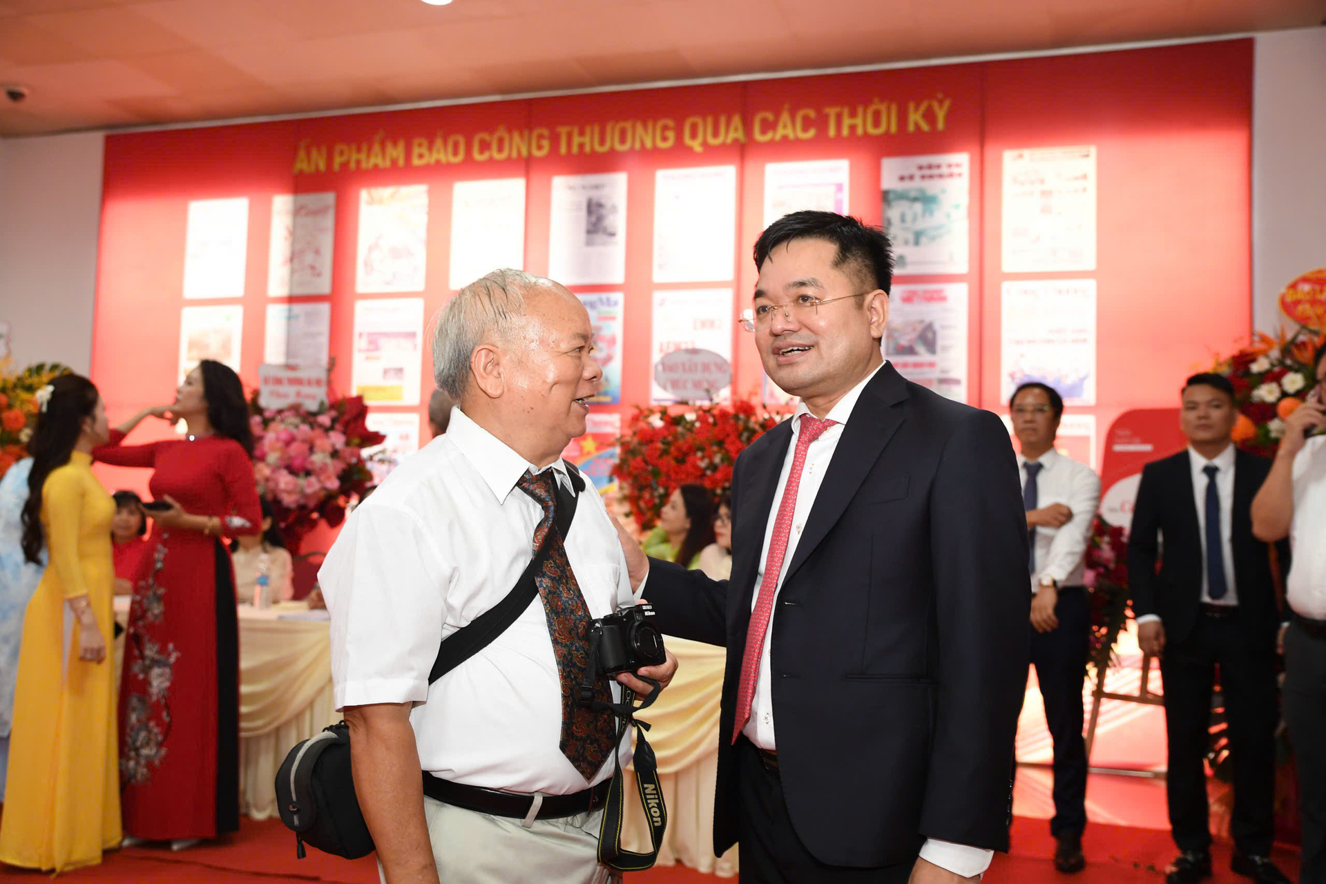 Tổng Biên tập Liên Minh OK VIP Giải Trí Cá Cược World Cup 2026 Đặng Văn Khánh và các đại biểu tham dự Lễ kỷ niệm.