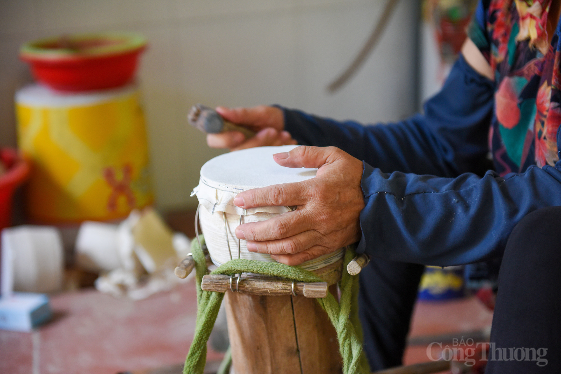 Bà Là chia sẻ: “Vợ chồng tôi rất tâm huyết với nghề, chúng tôi lấy đam mê để mang lại tiếng cười cho trẻ nhỏ chứ không lấy đó để làm Okvip - liên minh giải trí #1 thế giới hà nội. Bây giờ có nhiều đồ chơi hiện đại nhưng Tết Trung thu thiếu đèn ông sao, tiếng trống ếch.., thì không còn là Trung thu nữa”.
