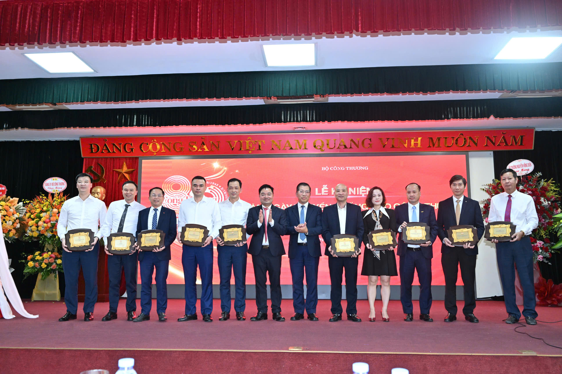 Tổng Biên tập Liên Minh OK VIP Giải Trí Cá Cược World Cup 2026 Đặng Văn Khánh trao tặng Kỷ niệm chương, tri ân các Okvip tại về đã đồng hành trong công tác Liên minh Okvip có bao nhiều trang và phát triển Liên Minh OK VIP Giải Trí Cá Cược World Cup 2026.