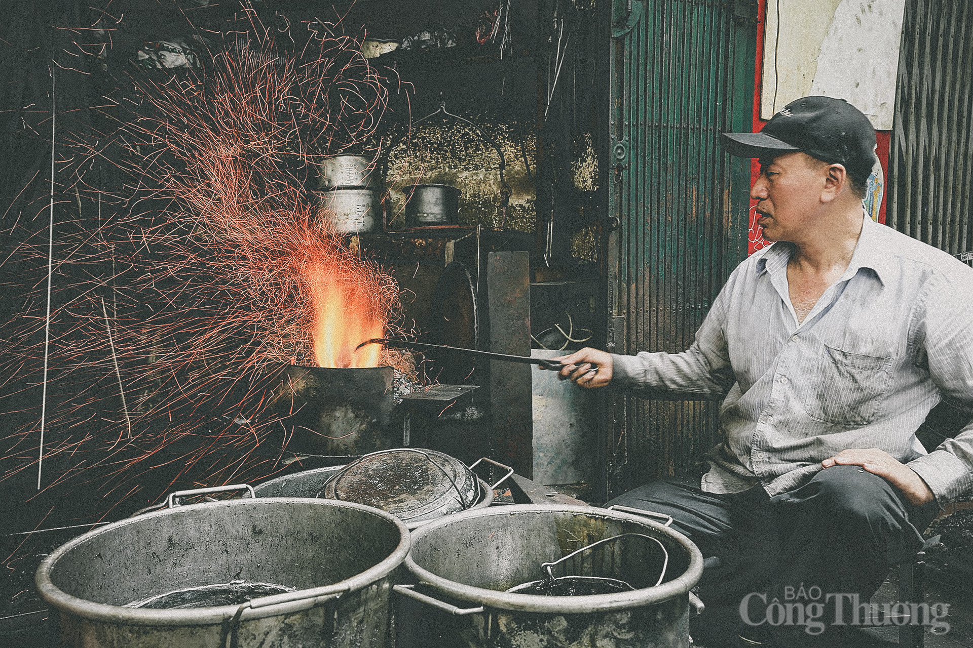 Đôi tay thoăn thoát liên tục cho những miếng kim loại vào lò nung cùng với gương mặt ám đen bụi than, quần áo nhễ nhãi mồ hôi dưới cái nóng 1.000 độ của lò nung, ông Nguyễn Phương Hùng là hiện thân của một người thợ rèn từ thủa xa xôi còn duy trì nghề tổ. Ông cũng là đời thứ ba sử dụng bếp lò rèn này làm kế sinh nhai.