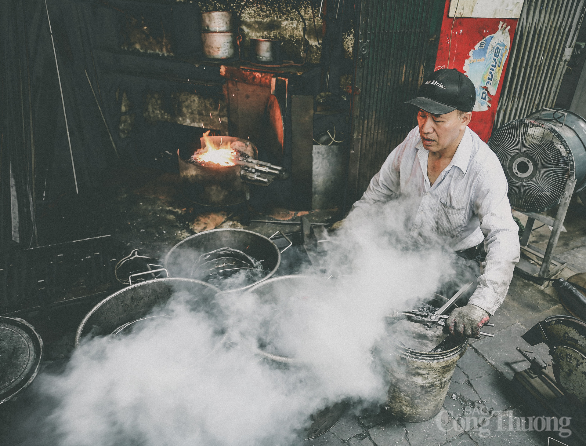 "Cơ ngơi" của ông Hùng chỉ là một không gian nhỏ bé, rộng chừng 2-3 mét vuông, nằm ngay mặt đường, đối diện dòng người qua lại hối hả ở đầu phố Lò Rèn. Điểm đặc biệt là cửa hàng gia đình này không có giờ mở cửa cố định. Ông Hùng Ok88vip tỷ lệ kèo World Cup 2026 hoàn toàn tự do, không theo giờ giấc khuôn mẫu; cứ khi nào thích hoặc có khách là ông bắt đầu. Thông thường, ông mở cửa từ 7 giờ sáng đến khoảng 5-6 giờ chiều, nhưng nếu bận thì có thể kéo dài công việc đến 22 giờ đêm.