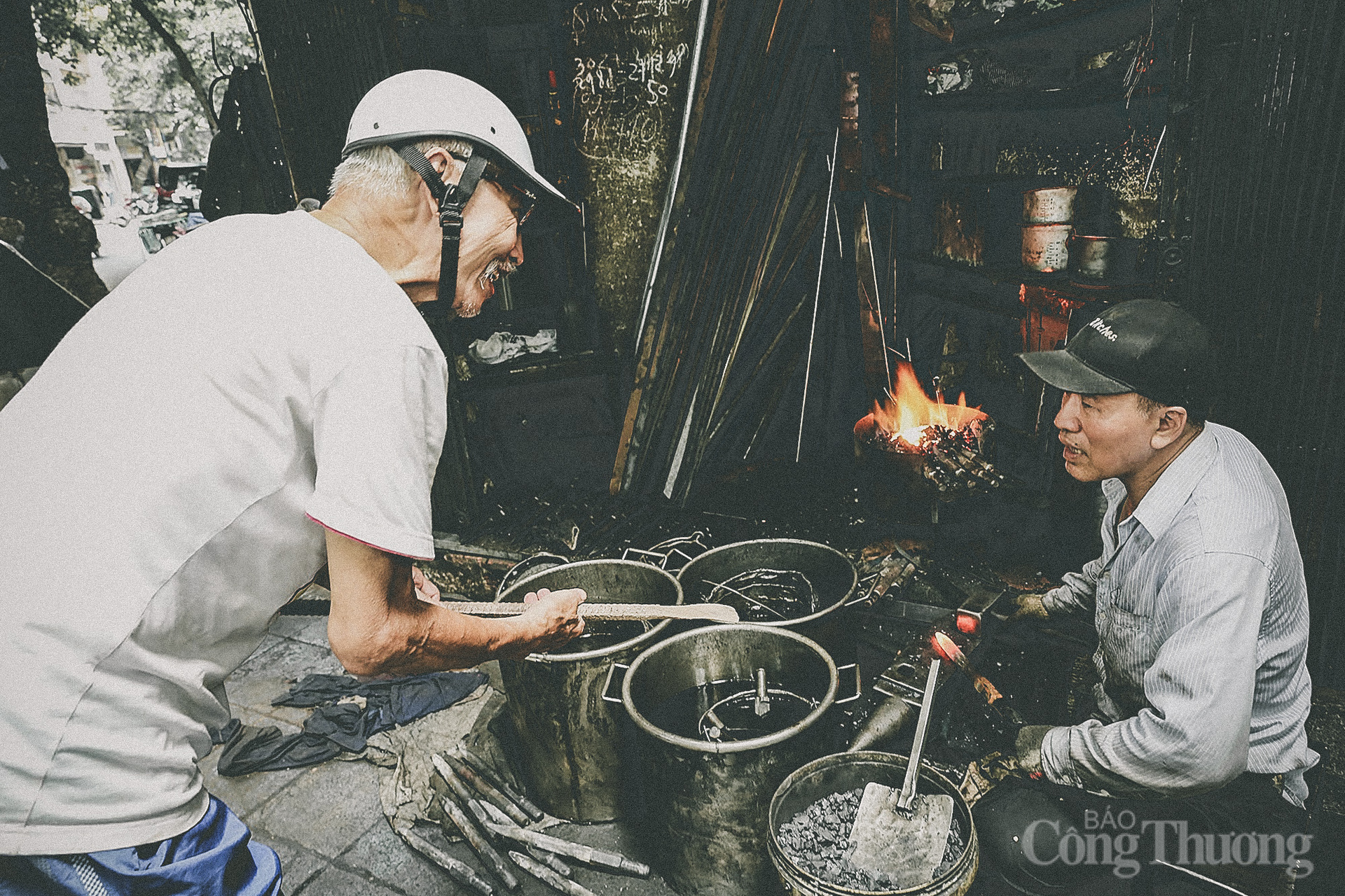 Người thợ rèn cuối cùng ‘giữ lửa’ trên đất phố cổ Lò Rèn - 14