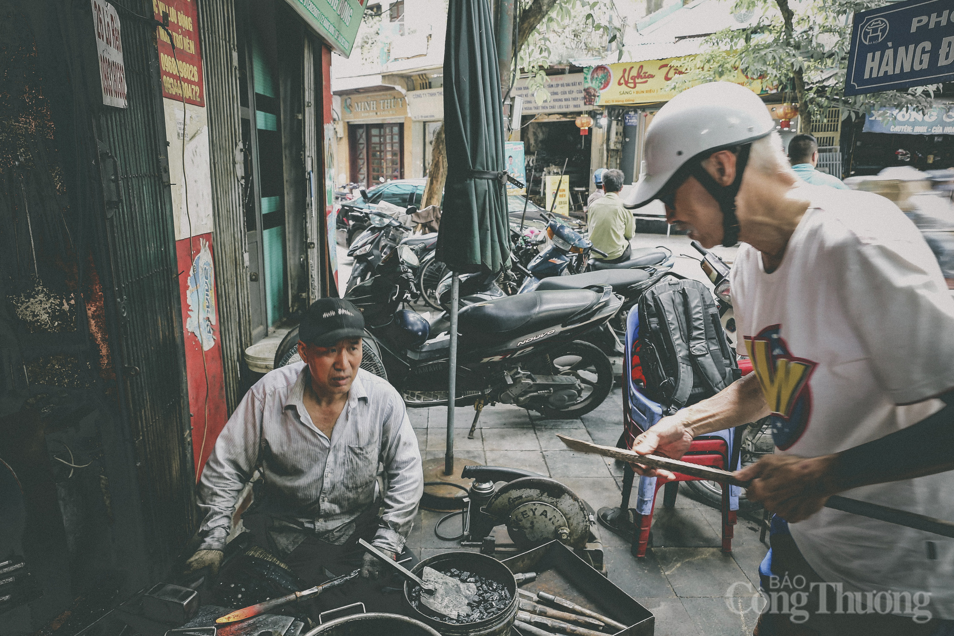 Người thợ rèn cuối cùng ‘giữ lửa’ trên đất phố cổ Lò Rèn - 15