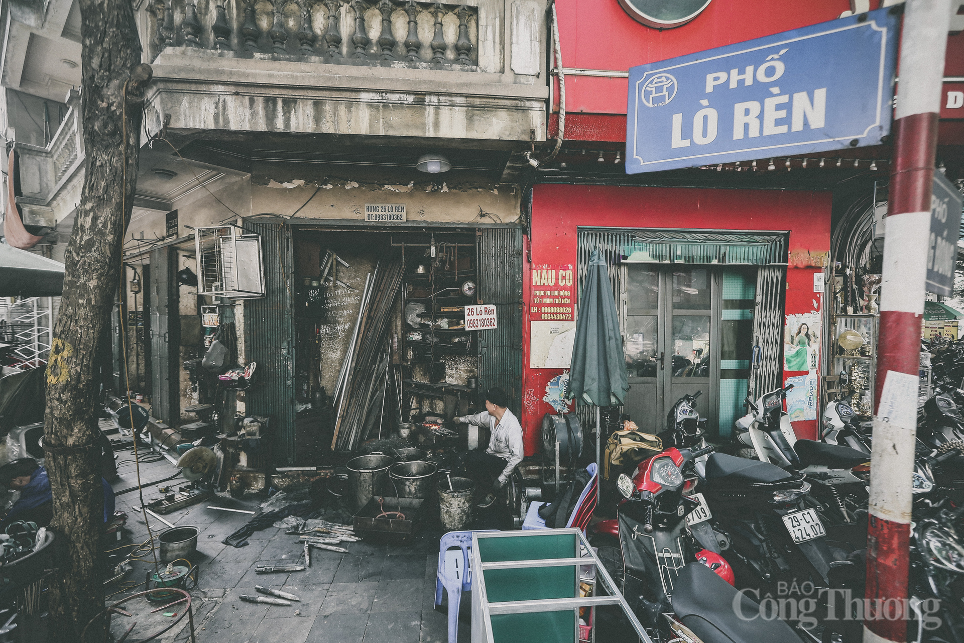 Tại phố cổ Hà Nội, vẫn còn một người thợ rèn miệt mài ở góc phố, với quyết tâm giữ nghề của cha ông. Đó là ông Nguyễn Phương Hùng (SN1960) – người thợ rèn cuối cùng của khu phố cổ, phường Hoàn Kiếm, Hà Nội.