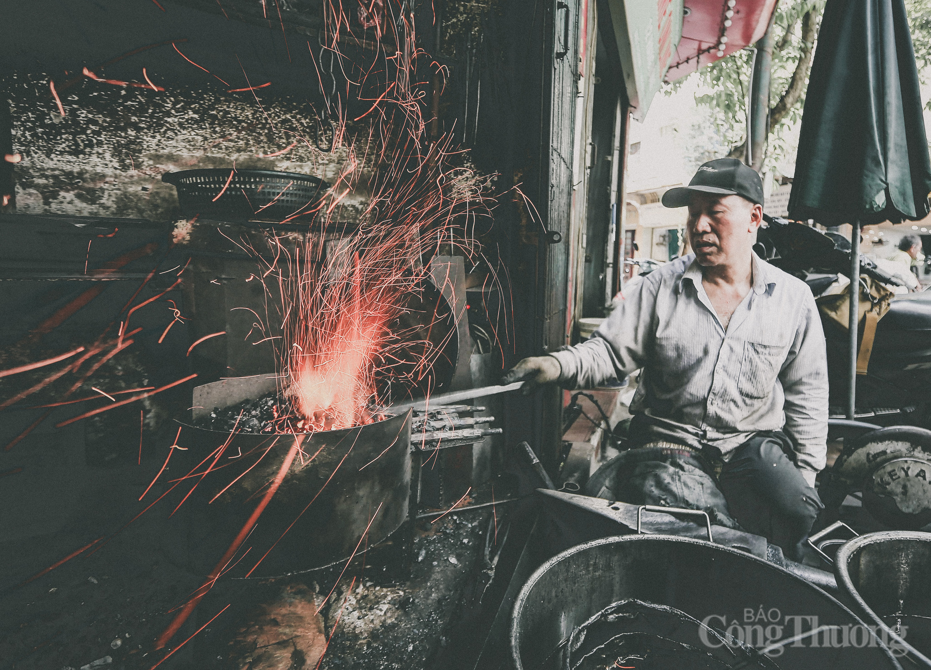 Đối với nghề rèn không chỉ đòi hỏi sức khỏe, tinh thần thép, người thợ còn phải có sự khéo léo, tỉ mỉ để từng động tác phải thật sự thanh thoát và có độ chính xác cao.